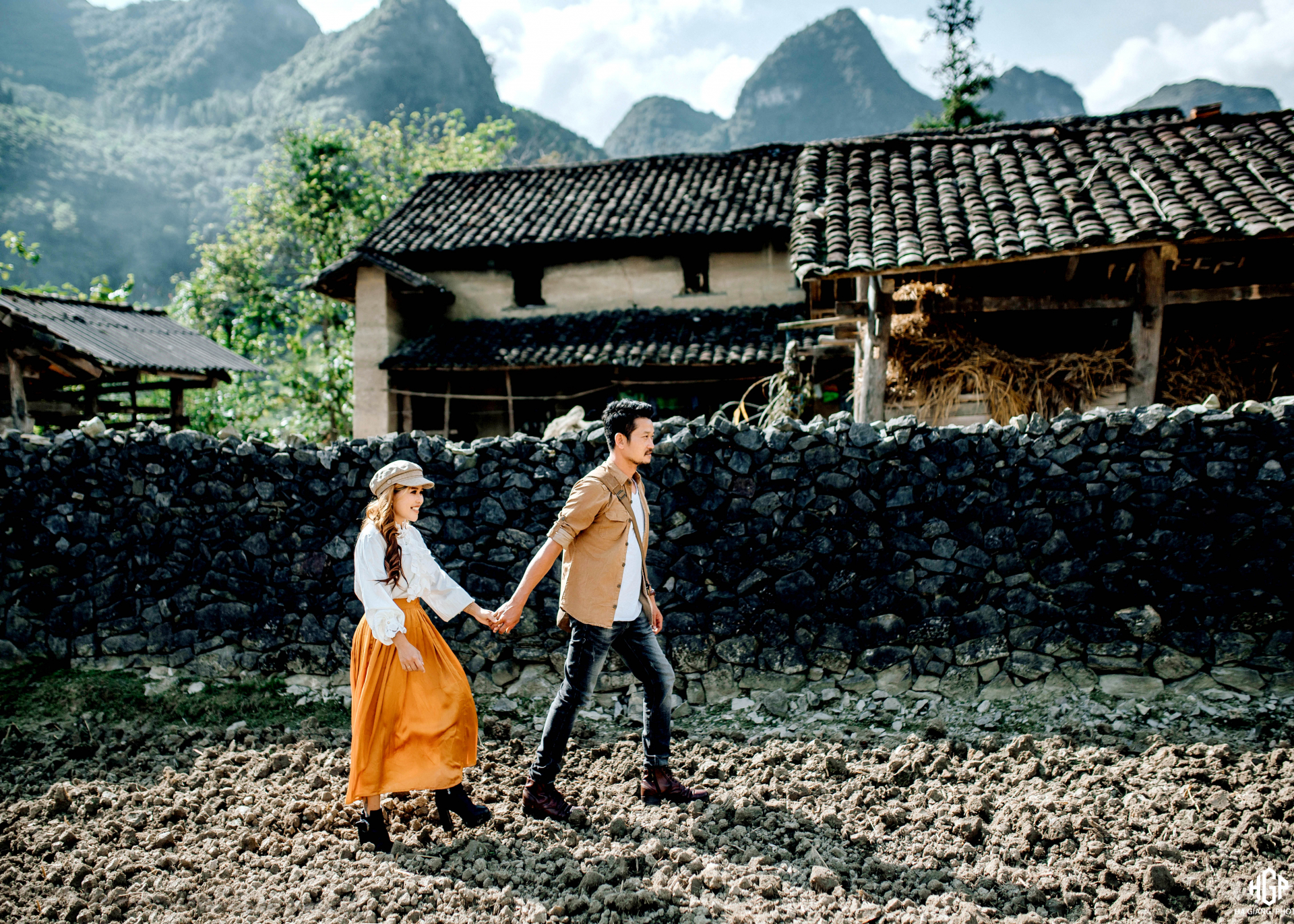 Trang phục đời thường được cặp đôi trú tại thành phố Buôn Ma Thuột, tỉnh Đắk Lắk lựa chọn để chụp với khung cảnh mái nhà ngói âm dương, bờ rào đá đặc trưng của người Mông.