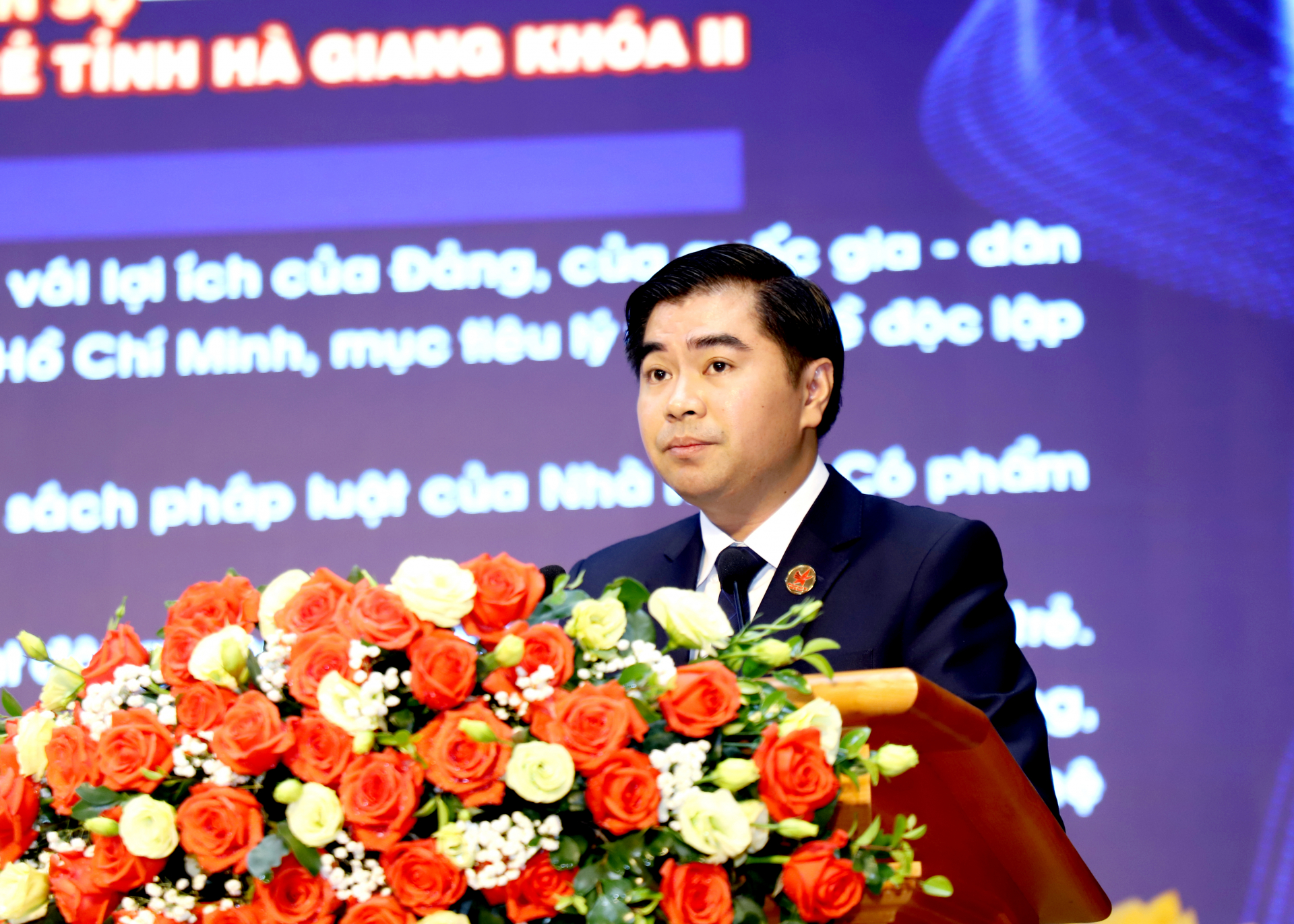 Chủ tịch Hội Doanh nhân trẻ tỉnh Hà Giang nhiệm kỳ 2017 - 2022, Tổng Giám đốc Công ty Cổ phần Đầu tư và phát triển Phương Đông Đỗ Ngọc Thuận điều hành đại hội.