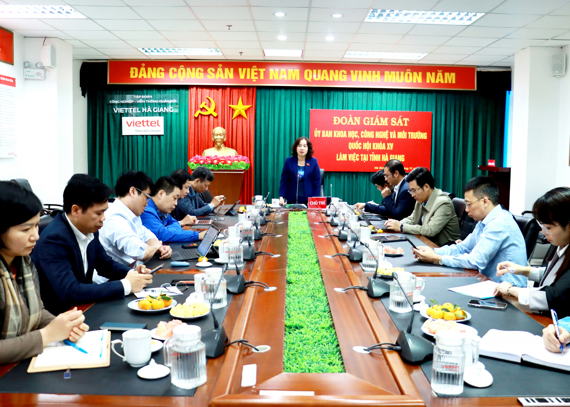Đoàn giám sát Ủy ban Khoa học, Công nghệ và Môi trường của Quốc hội khảo sát việc triển khai chuyển đổi số tại Viettel Hà Giang.