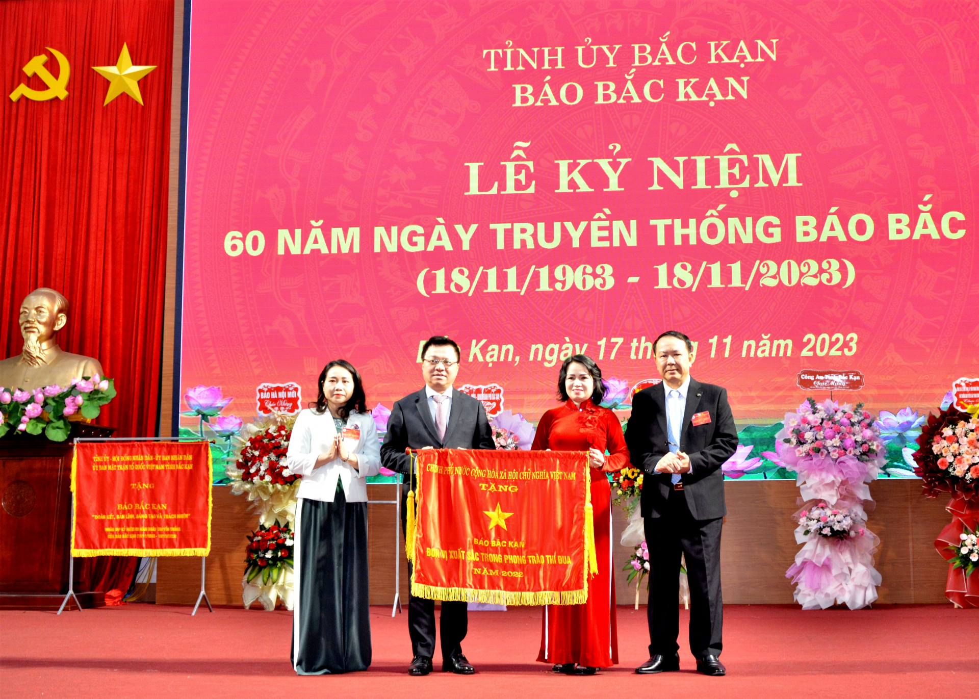 Đồng chí Lê Quốc Minh, Tổng Biên tập Báo Nhân dân trao Cờ thi đua của Chính phủ tặng Báo Bắc Kạn