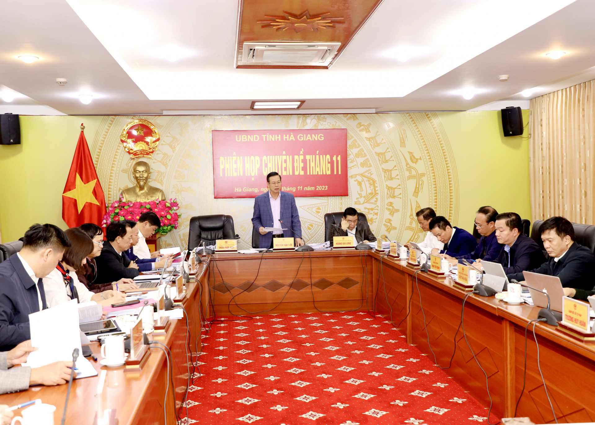 Chủ tịch UBND tỉnh Nguyễn Văn Sơn phát biểu chỉ đạo tại phiên họp