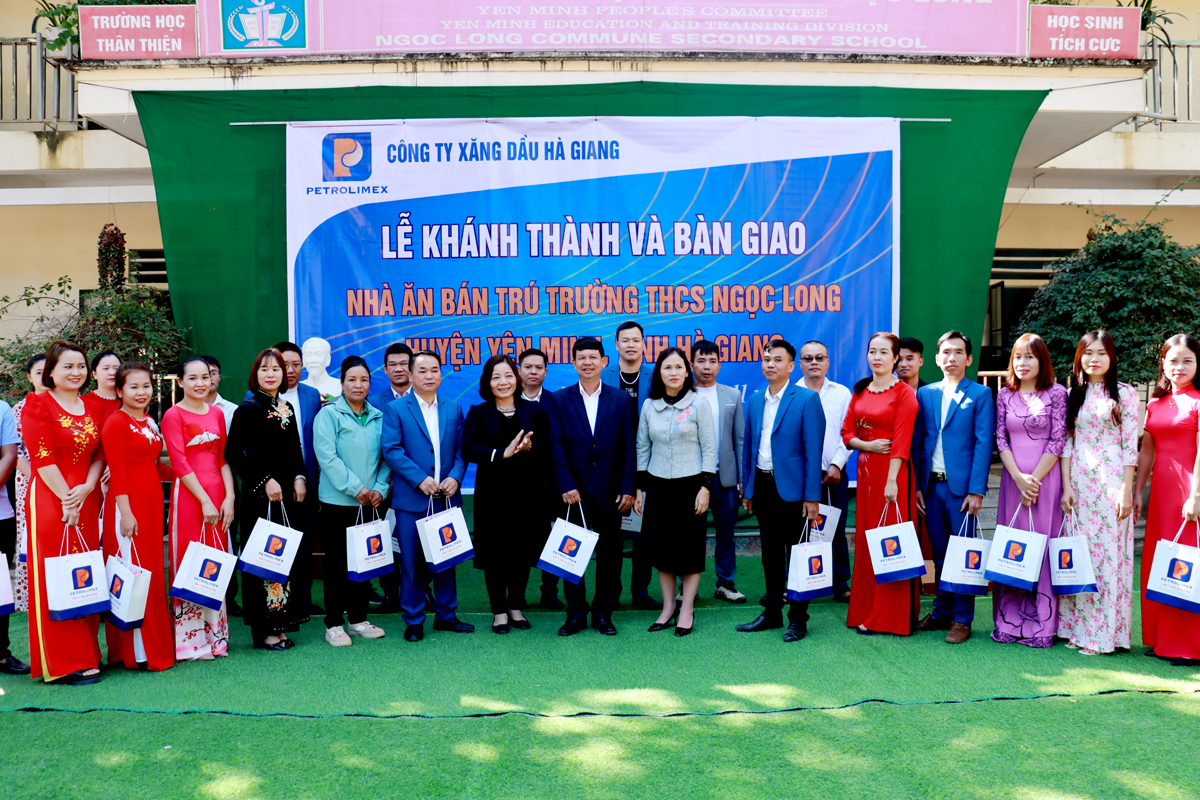 Lãnh đạo Công ty Xăng dầu Hà Giang tặng quà giáo viên Trường THCS Ngọc Long nhân kỷ niệm 41 năm Ngày Nhà giáo Việt Nam.