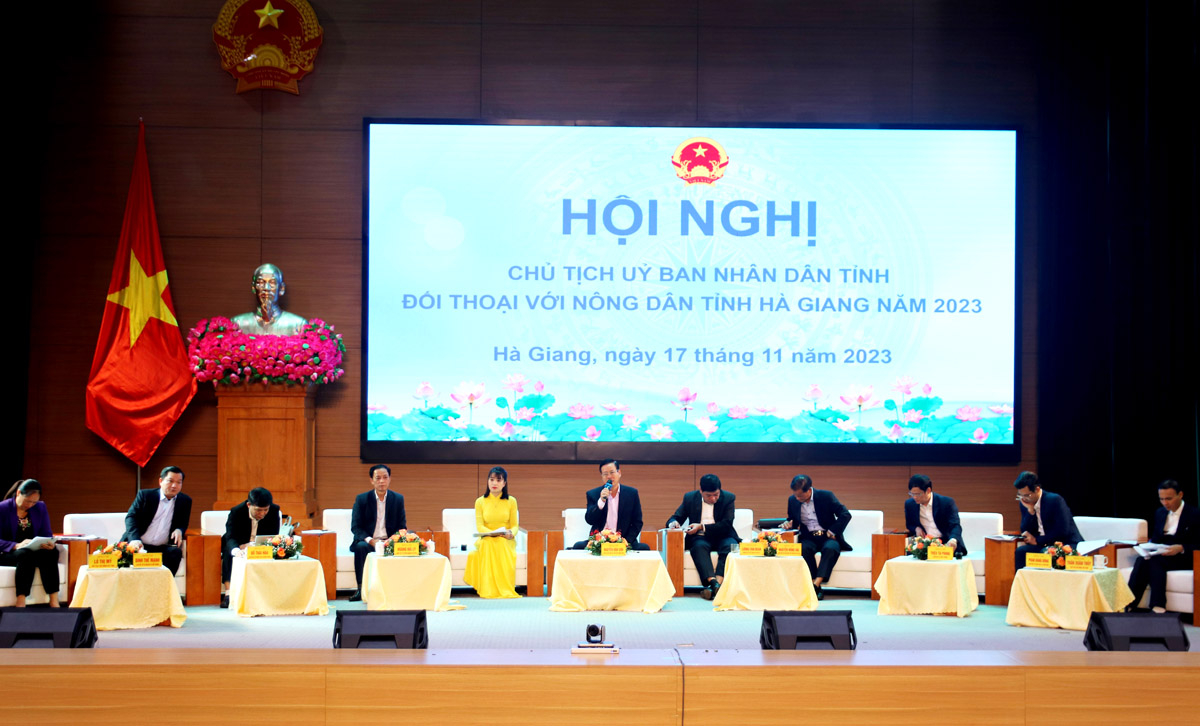 Chủ tịch UBND tỉnh Nguyễn Văn Sơn và lãnh đạo các sở, ngành trực tiếp trả lời các câu hỏi của cán bộ, hội viên nông dân.