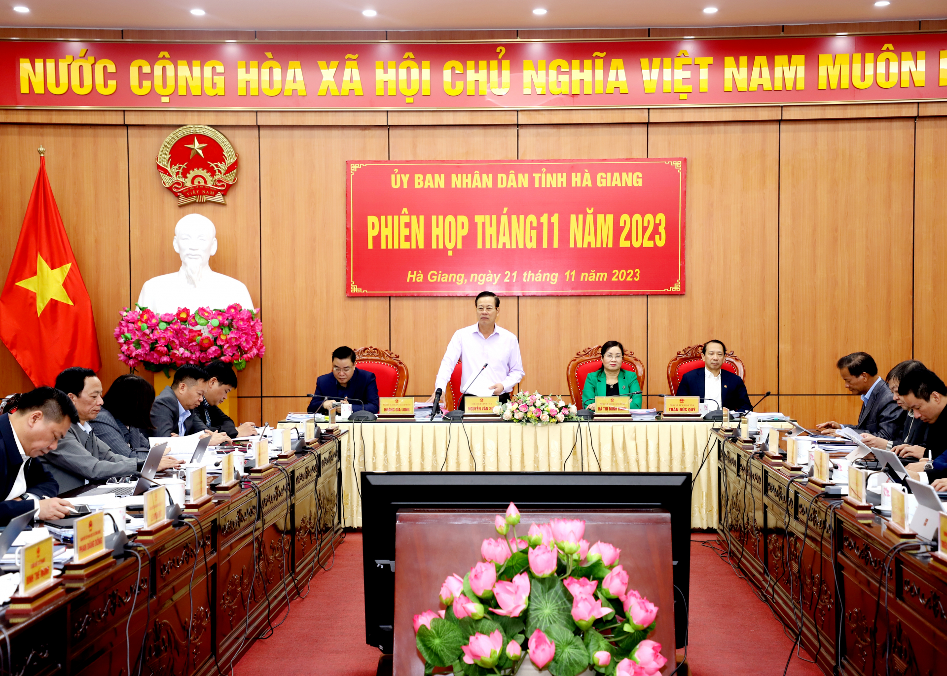 Chủ tịch UBND tỉnh Nguyễn Văn Sơn phát biểu kết luận phiên họp 
