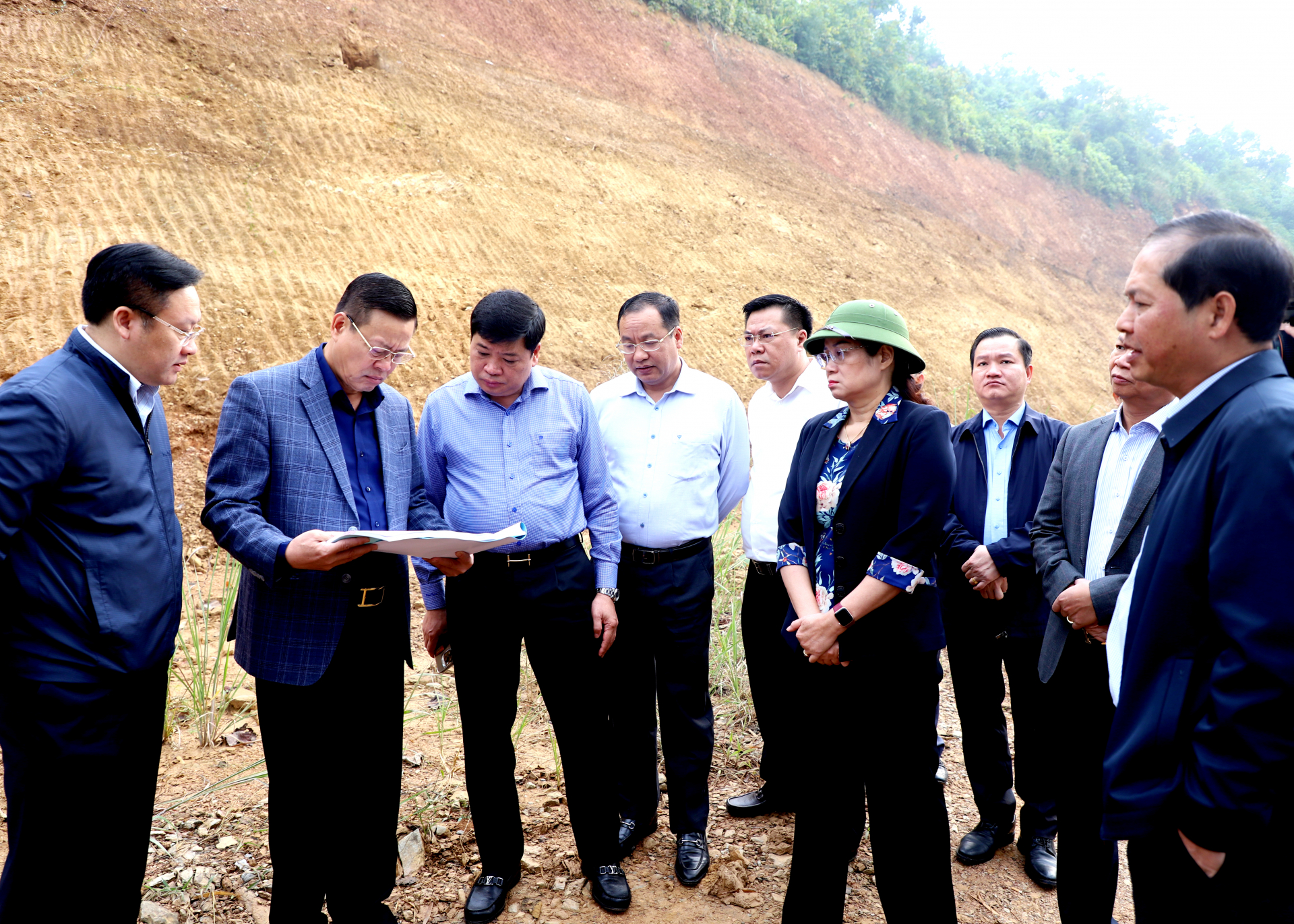 Chủ tịch UBND tỉnh Nguyễn Văn Sơn cùng đoàn công tác kiểm tra tiến độ thi công Dự án nâng cấp, cải tạo đường từ Quốc lộ 4C đi cầu Phương Tiến