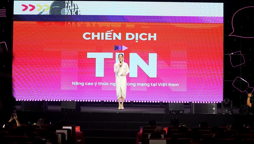 Hoa hậu Thế giới Việt Nam 2019 chia sẻ cách check tin giả.