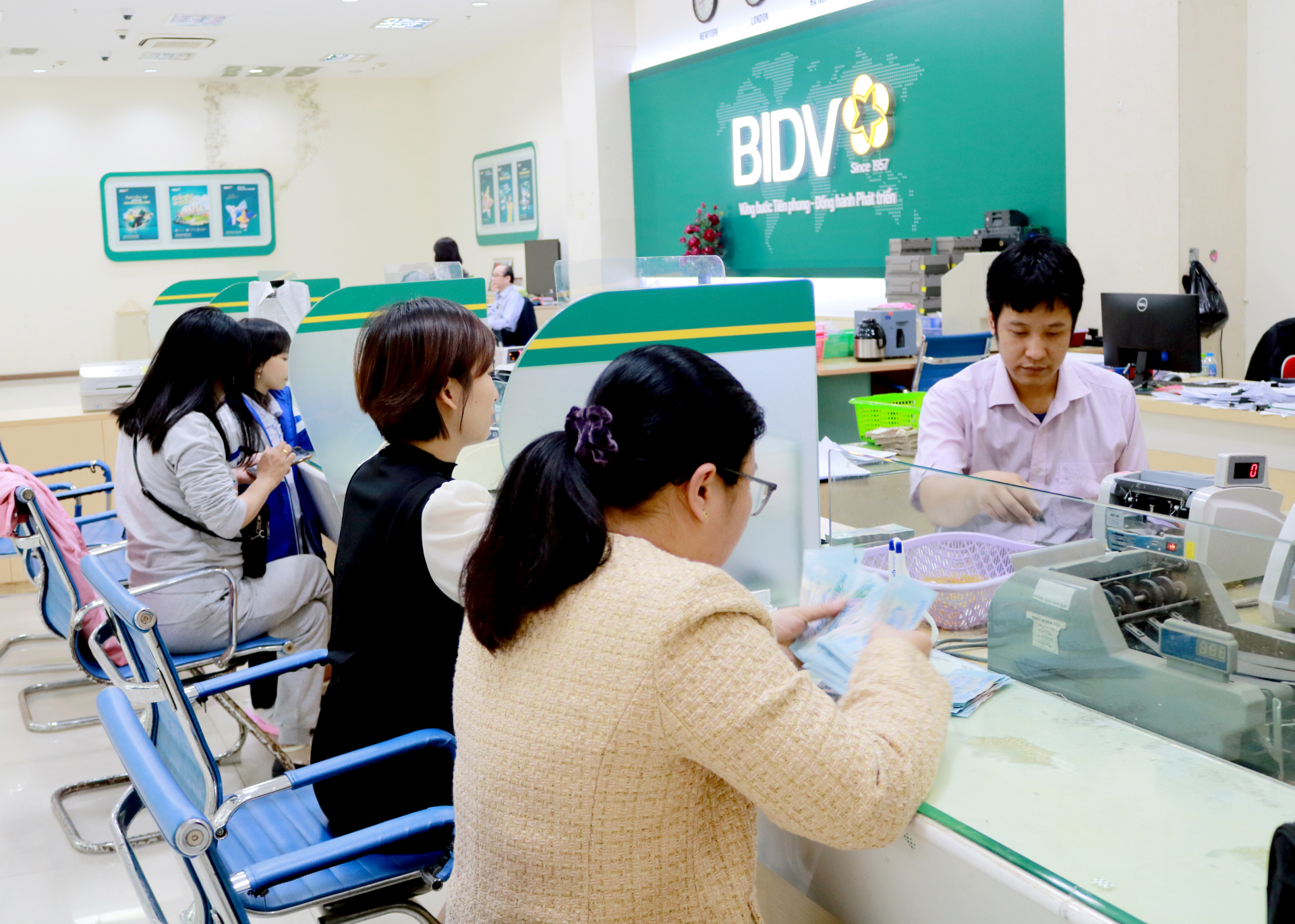 Khách hàng giao dịch tại Trụ sở BIDV Hà Giang.