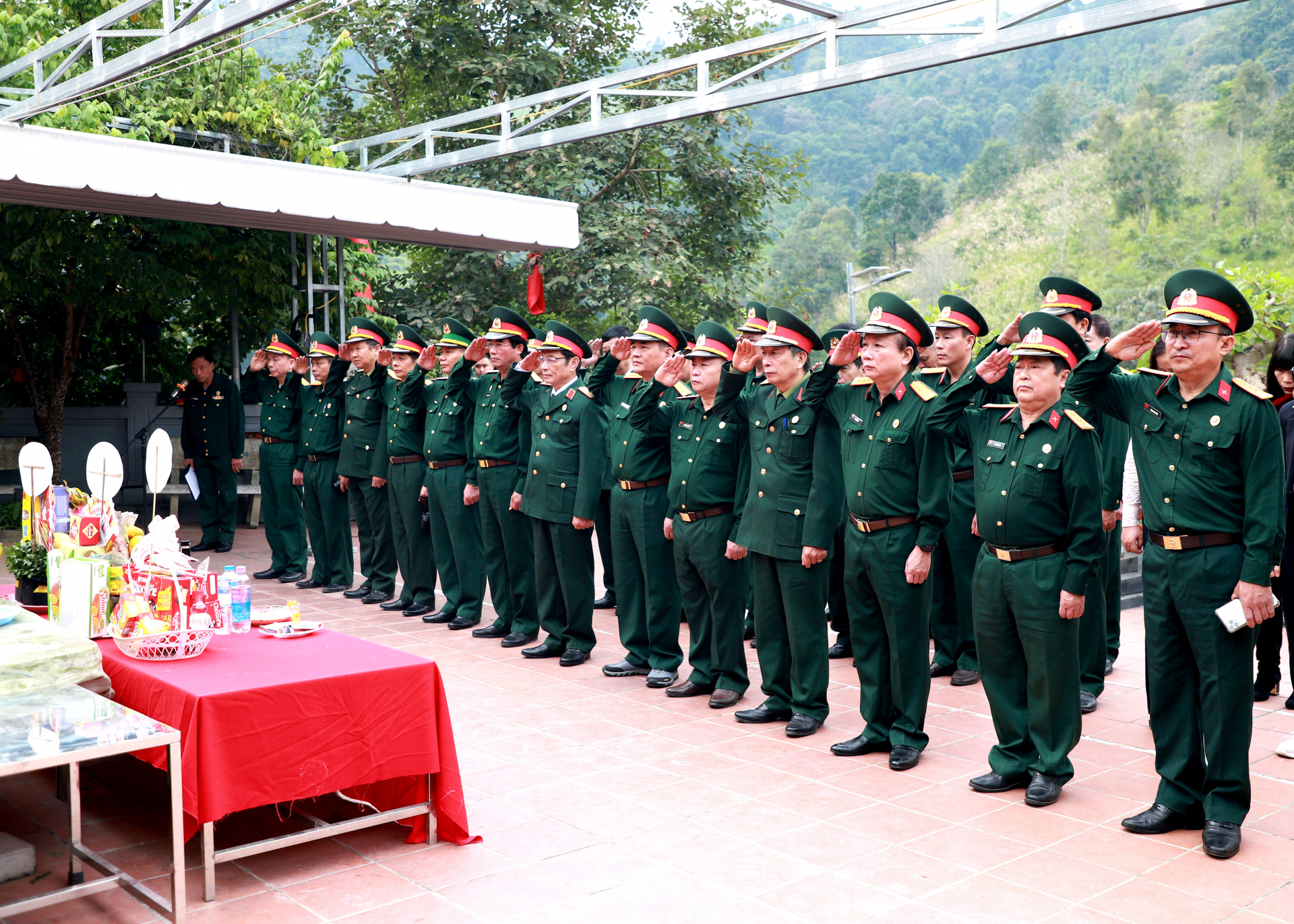 Cụm thi đua số 2 Hội CCB Việt Nam dâng hương tưởng nhớ các Anh hùng Liệt sỹ (AHLS) tại Đền thờ các AHLS trên điểm cao 468.
