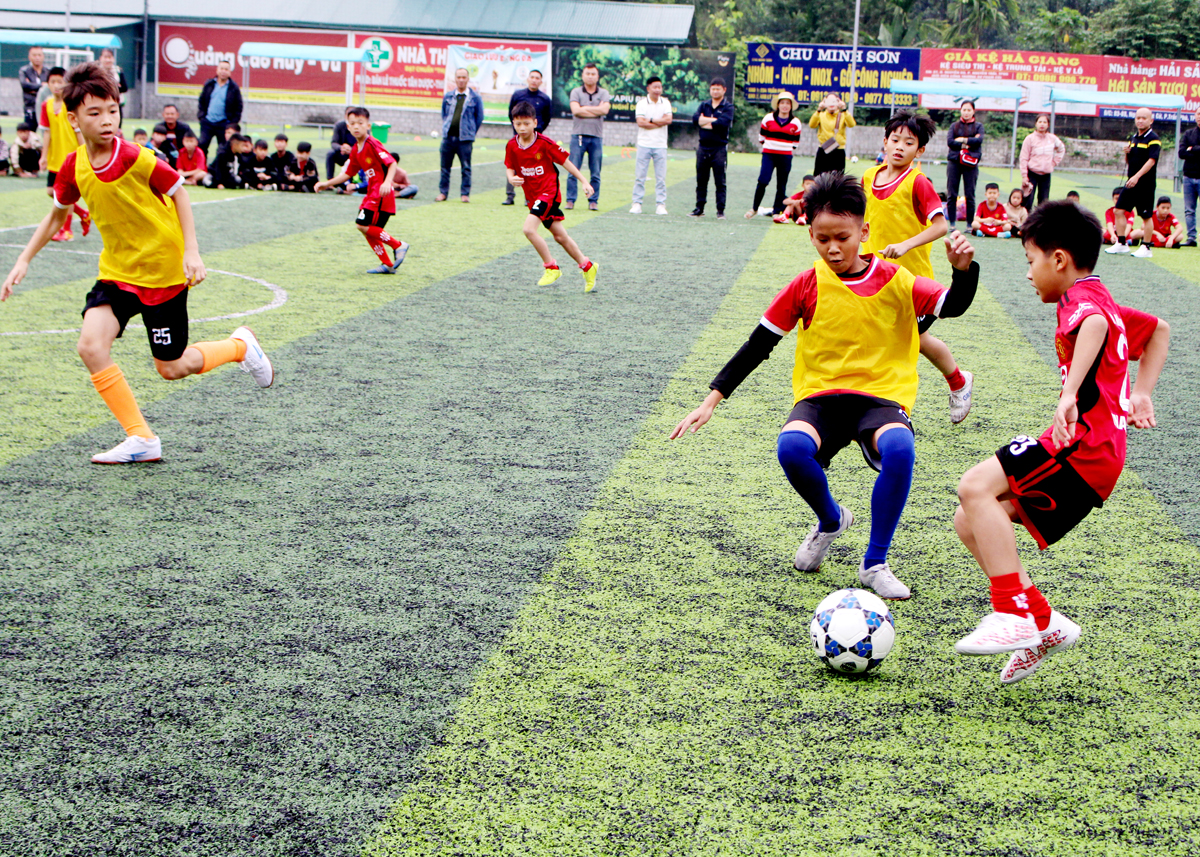 Trận mở màn giữa đội Hà Giang New và FC Nguyễn Trãi (Bắc Quang).