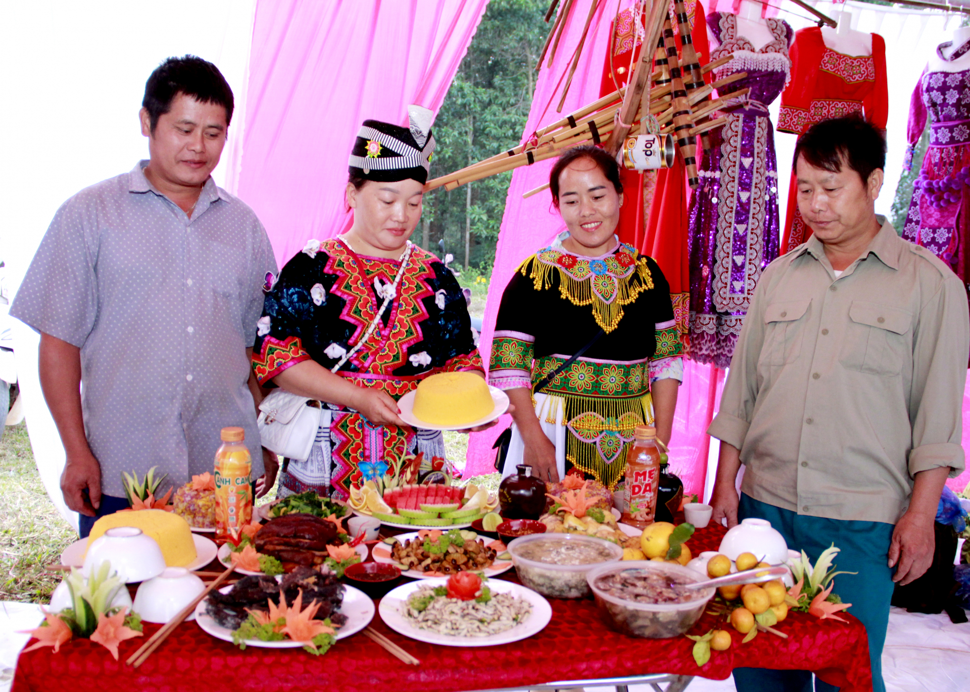 Giới thiệu văn hóa ẩm thực của địa phương tại lễ hội.
