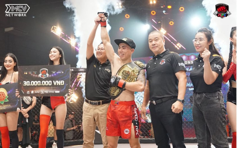Phạm Văn Nam trở thành nhà vô địch MMA ở hai giải đấu khác nhau. 