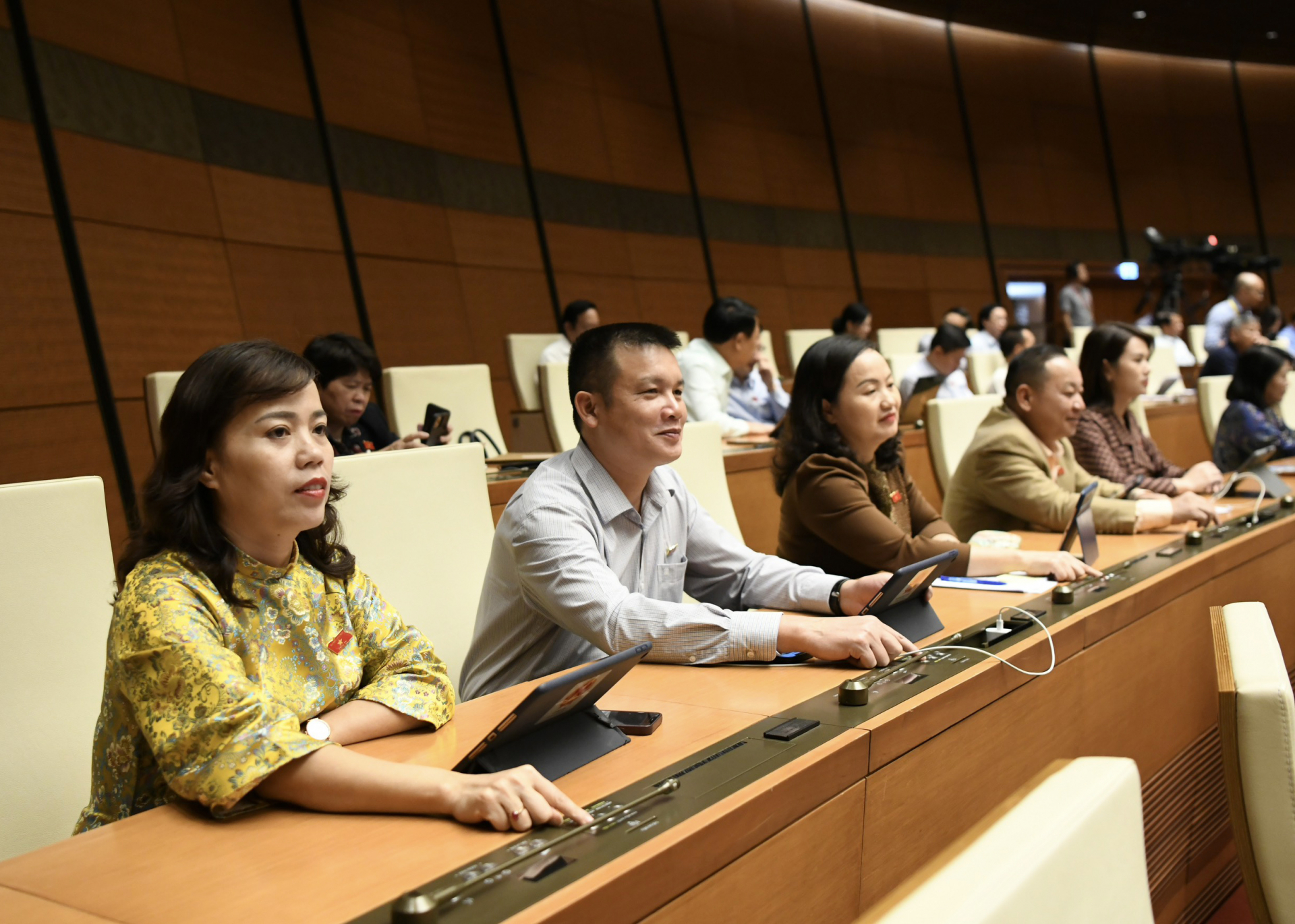 Đoàn ĐBQH khóa XV đơn vị tỉnh Hà Giang bấm nút biểu quyết thông qua Nghị quyết. Ảnh: CTV