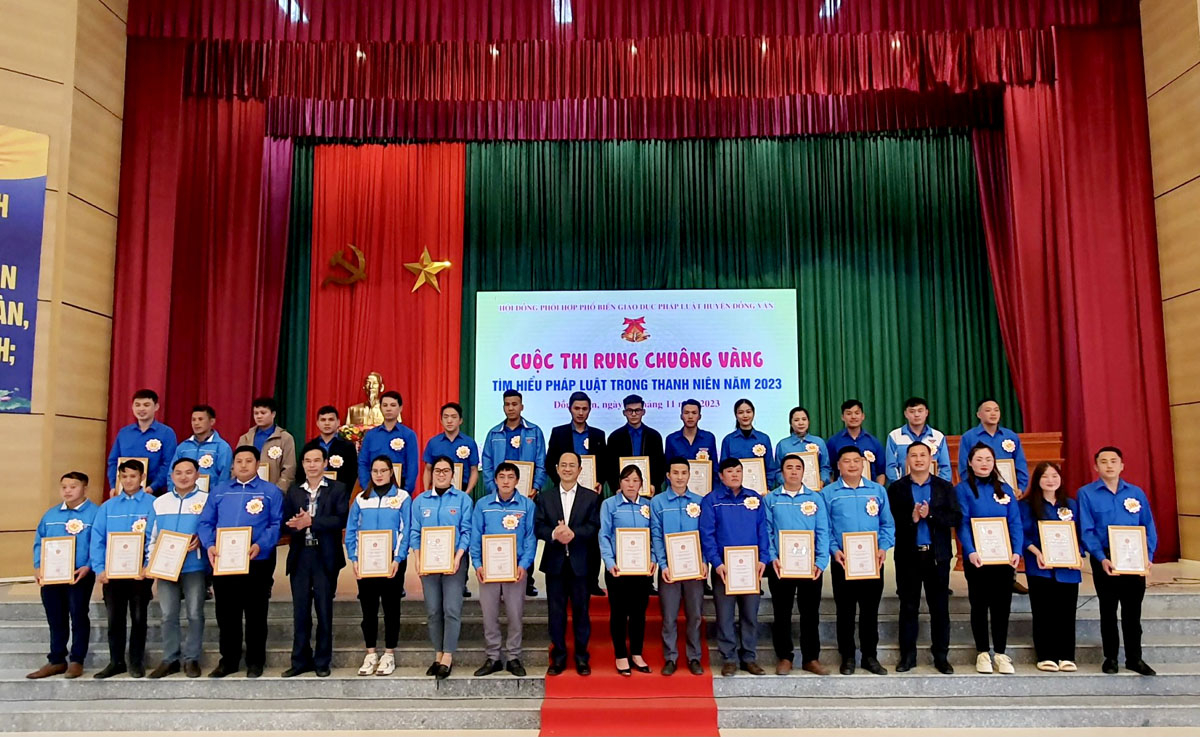 Lãnh đạo huyện Đồng Văn trao giải cho các thí sinh tham gia hội thi
