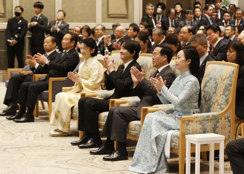 Chủ tịch nước Võ Văn Thưởng và Phu nhân cùng Hoàng Thái tử Akishino và Công nương với các đại biểu 2 nước dự Lễ kỷ niệm 50 năm thiết lập quan hệ ngoại giao Việt Nam-Nhật Bản.