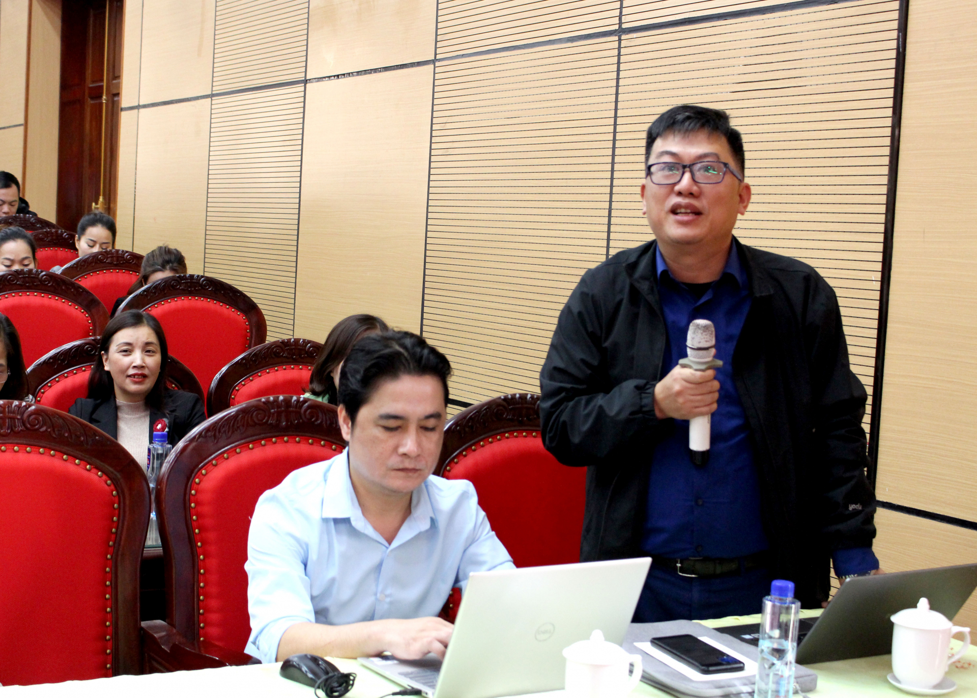 Cán bộ Ban quản lý Công viên địa chất toàn cầu Cao nguyên đá Đồng Văn phát biểu ý kiến tại buổi đối thoại.