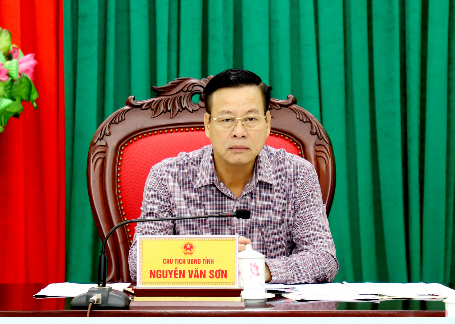Chủ tịch UBND tỉnh Nguyễn Văn Sơn nghe kiến nghị của công dân.