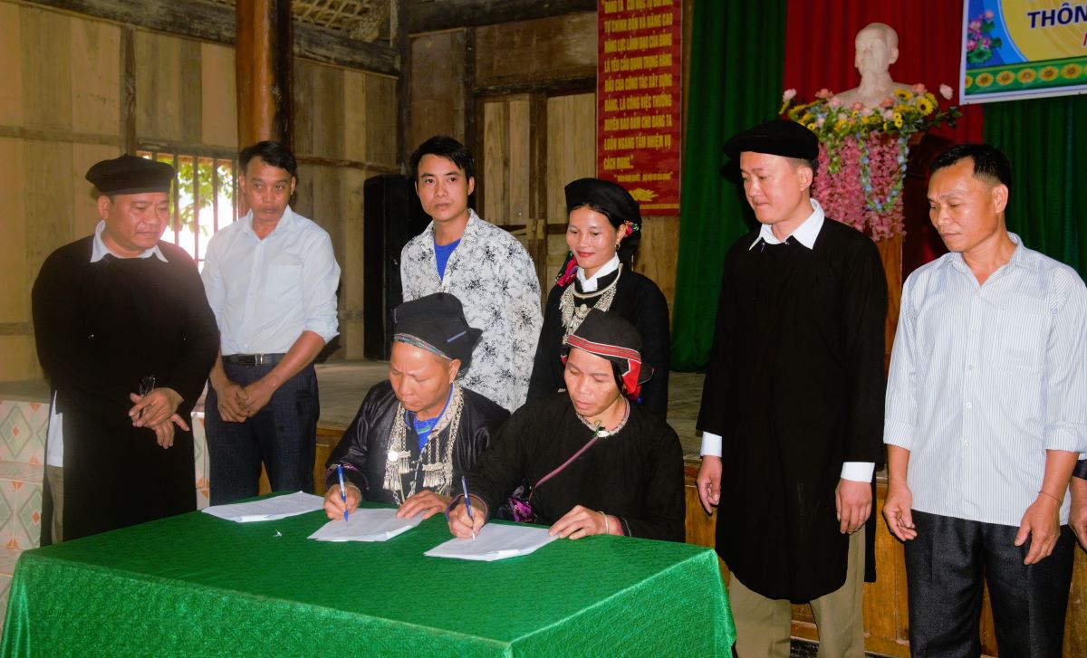 Các hộ gia đình thôn Khun ký cam kết xây dựng gia đình văn hóa. 