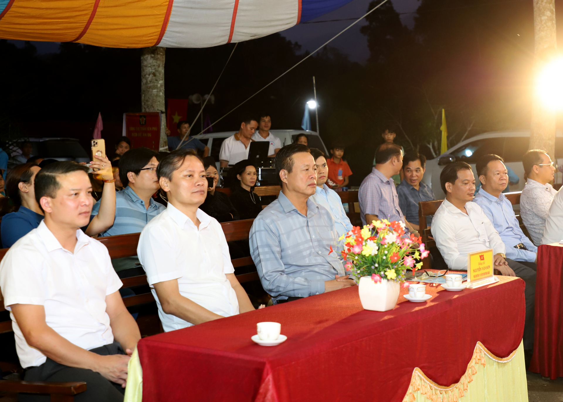 Chủ tịch UBND tỉnh Nguyễn Văn Sơn và các đại biểu dự Ngày hội Đại đoàn kết.