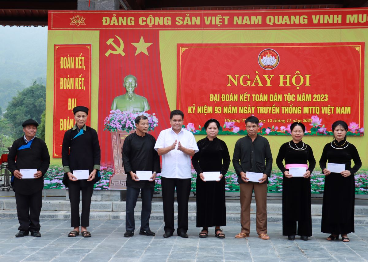 Chủ tịch Ủy ban MTTQ tỉnh Vàng Seo Cón tặng quà cho cán bộ Ban Công tác mặt trận các thôn của xã Phương Thiện.