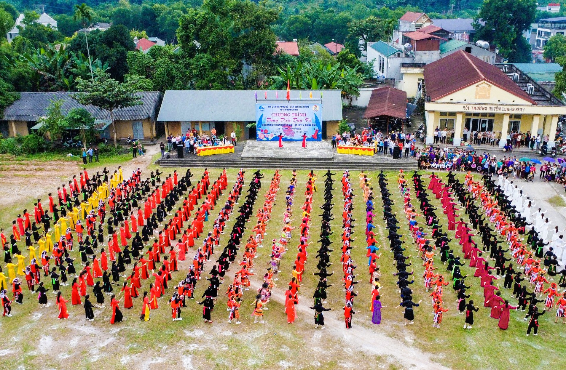 Màn đồng diễn dân vũ đặc sắc thể hiện sự năng động, sáng tạo, khát vọng và ý chí vươn lên của đồng bào các dân tộc huyện Quang Bình.