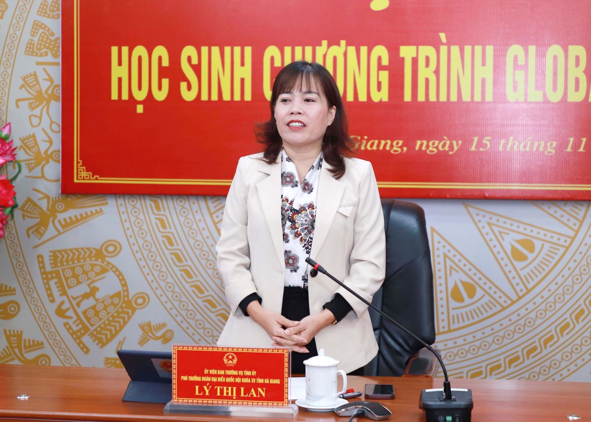 Phó Trưởng đoàn Chuyên trách Đoàn ĐBQH khóa XV đơn vị tỉnh Hà Giang Lý Thị Lan phát biểu tại buổi gặp mặt.