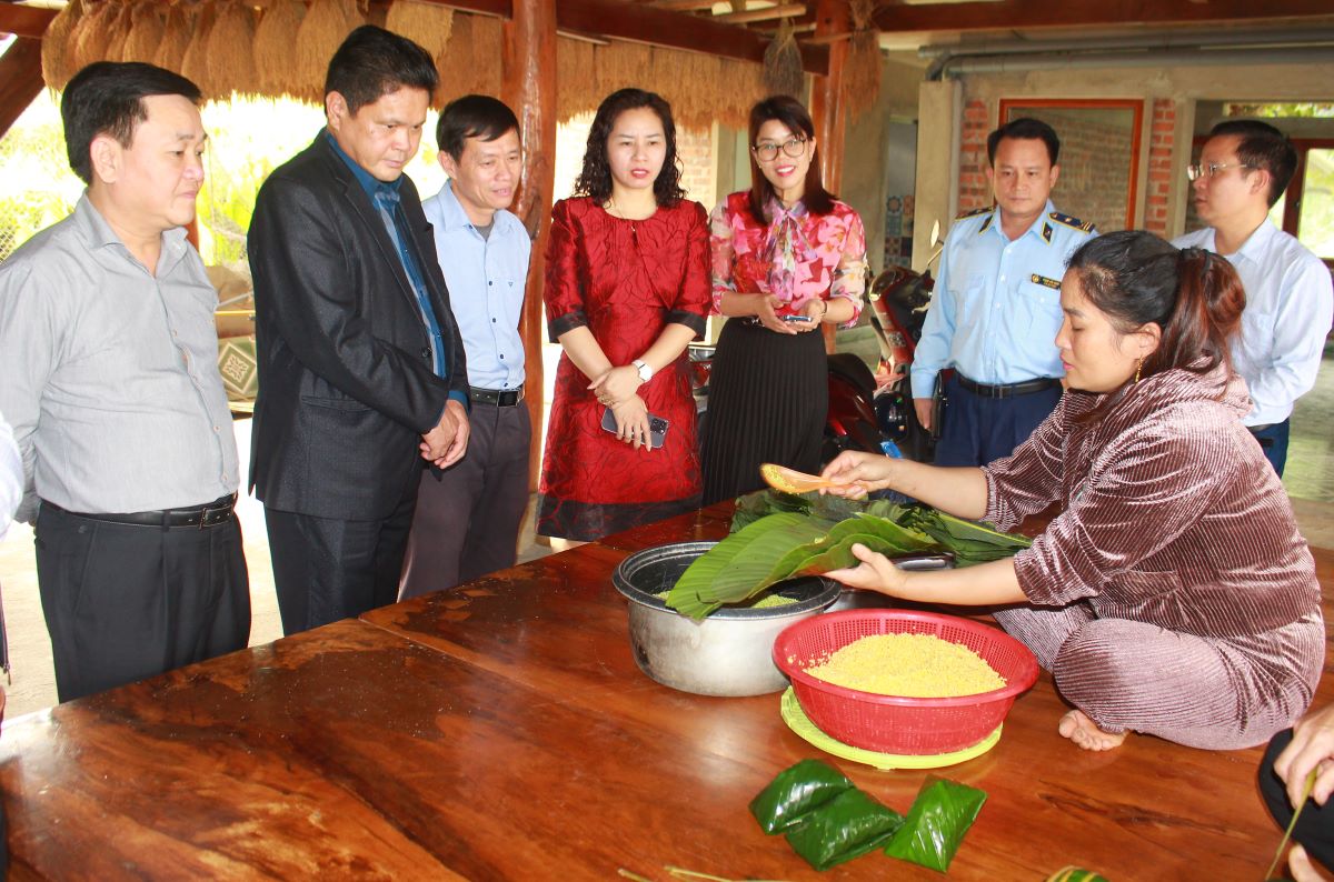 Kiểm tra tại HTX sản xuất và phân phối bánh Chưng gù truyền thống thôn Chang
