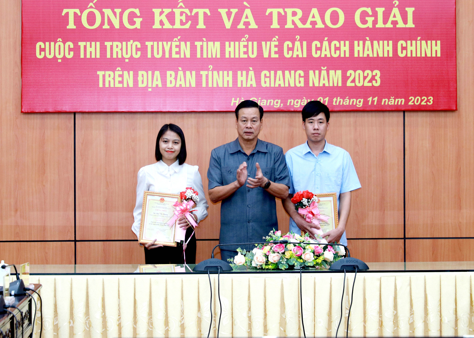 Phó Bí thư Tỉnh ủy, Chủ tịch UBND tỉnh Nguyễn Văn Sơn trao giải Nhất cho các cá nhân đạt giải.