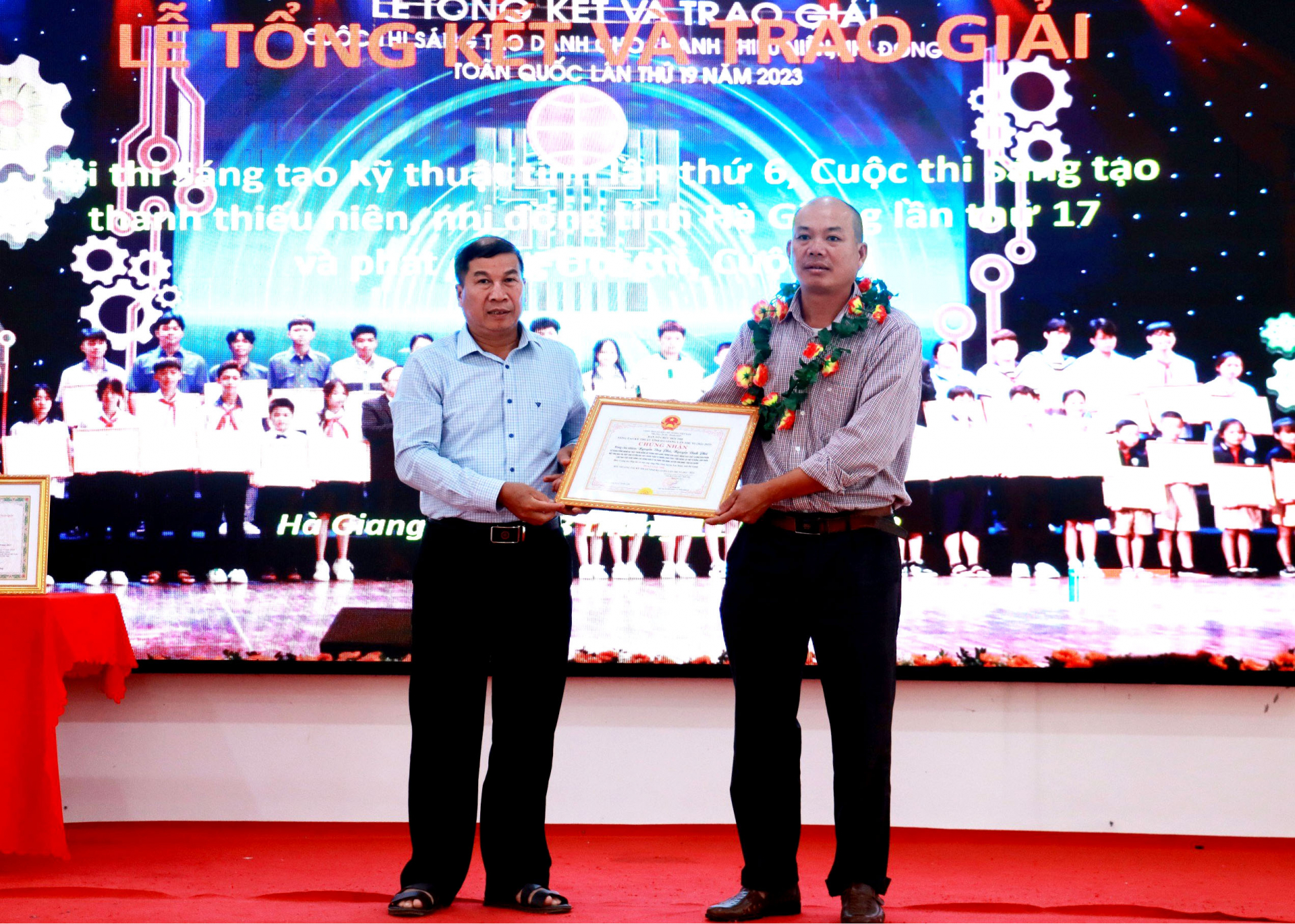 Lãnh đạo Ủy ban MTTQ tỉnh trao Chứng nhận của Ban tổ chức cho tác giả đạt giải Nhì Hội thi sáng tạo kỹ thuật tỉnh lần thứ 6.