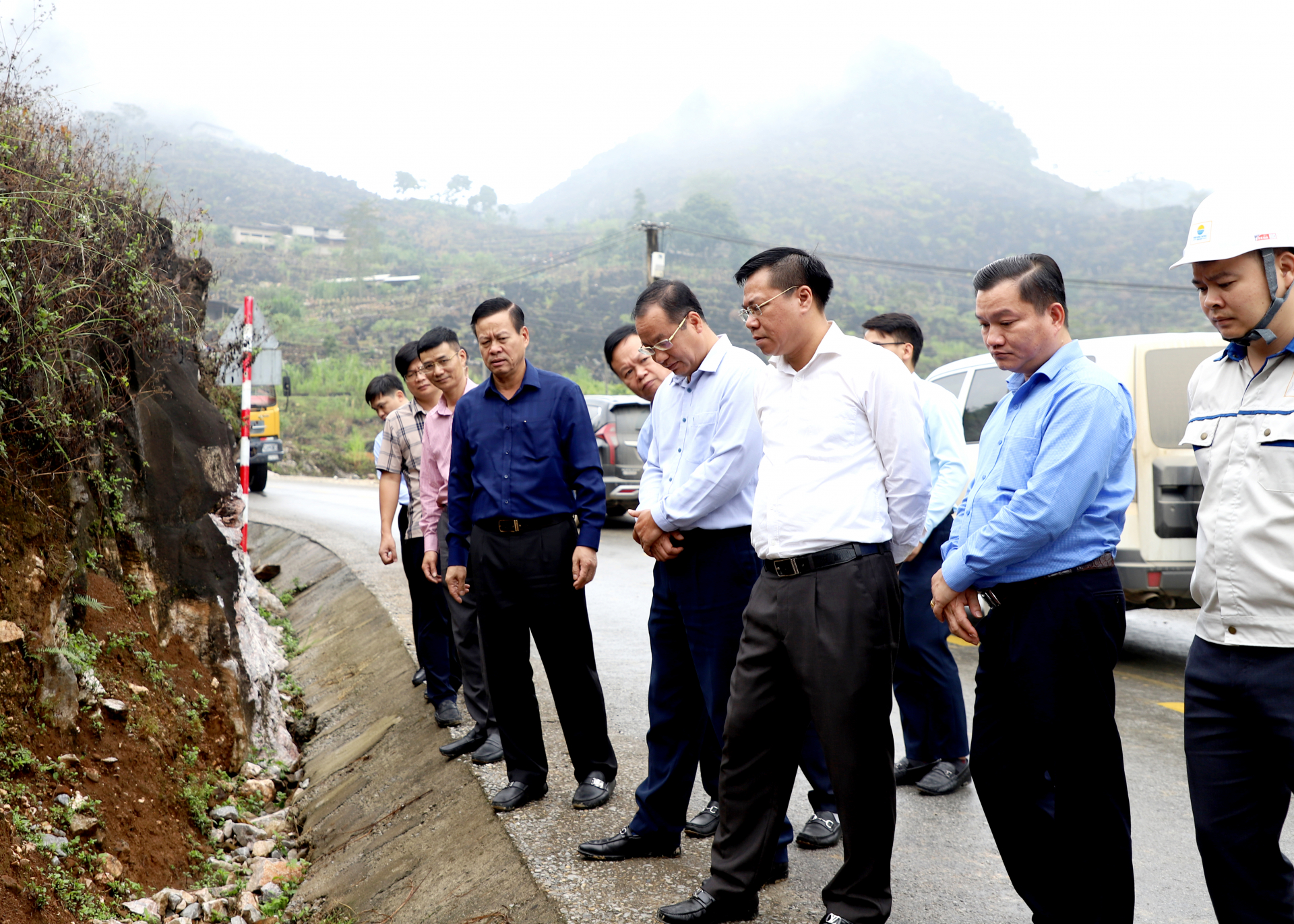 Chủ tịch UBND tỉnh Nguyễn Văn Sơn kiểm tra việc thi công rãnh trên tuyến đường 176.