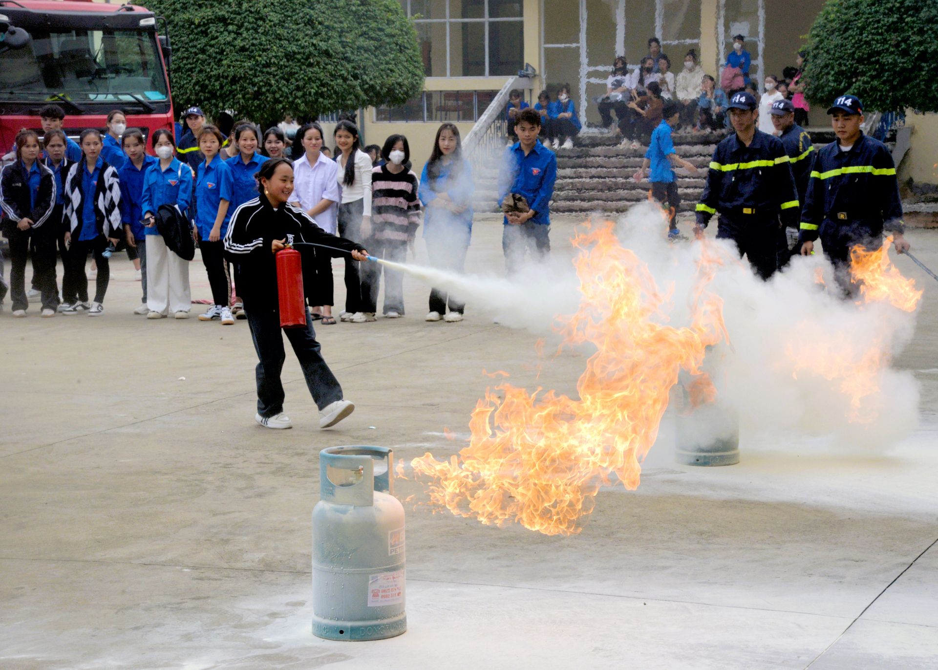 Sinh viên Phân hiệu Đại học Thái Nguyên tại tỉnh thực hành kỹ năng dập tắt đám cháy.