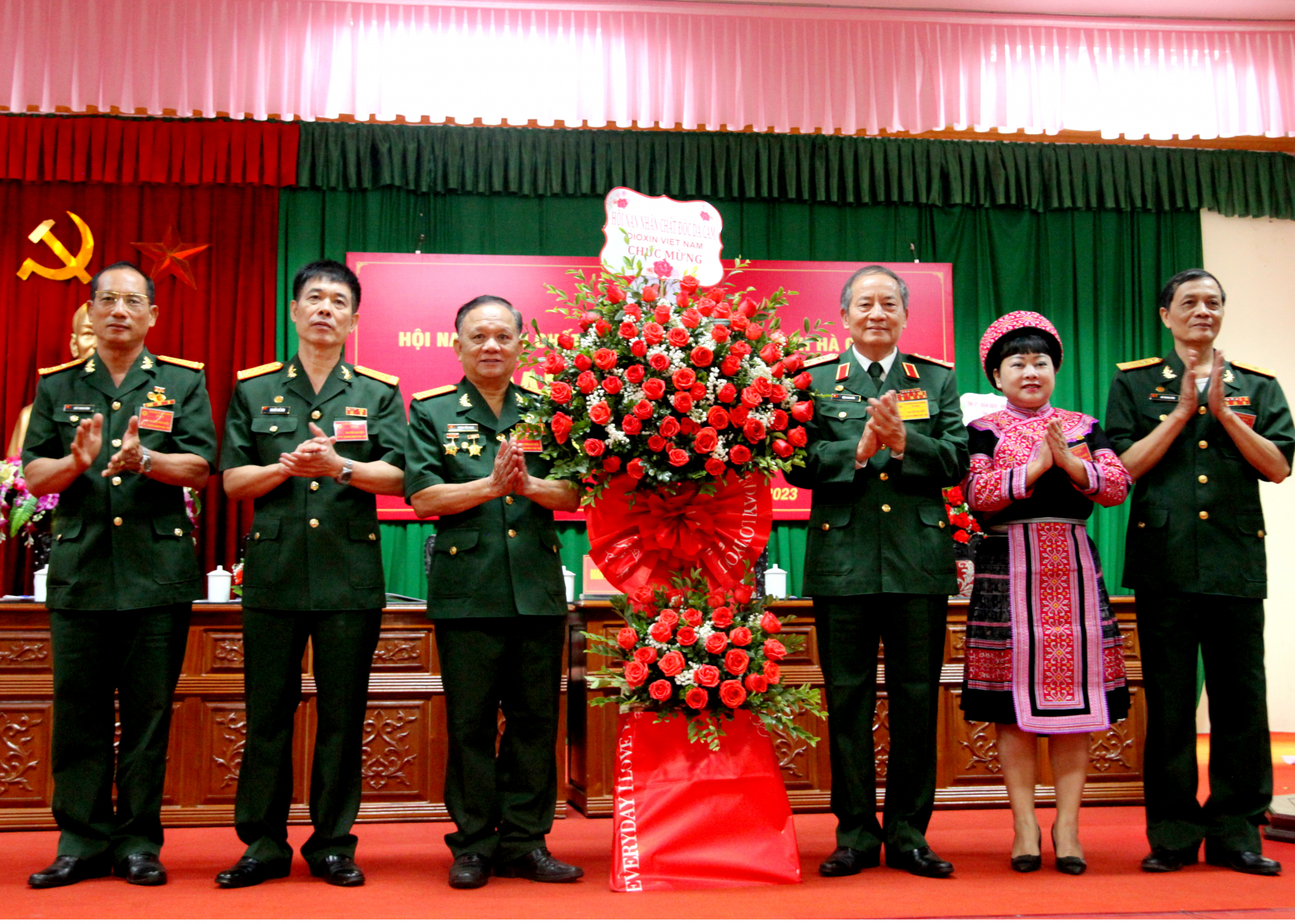 Lãnh đạo Hội Nạn nhân chất độc da cam/dioxin Việt Nam tặng hoa chúc mừng đại hội.