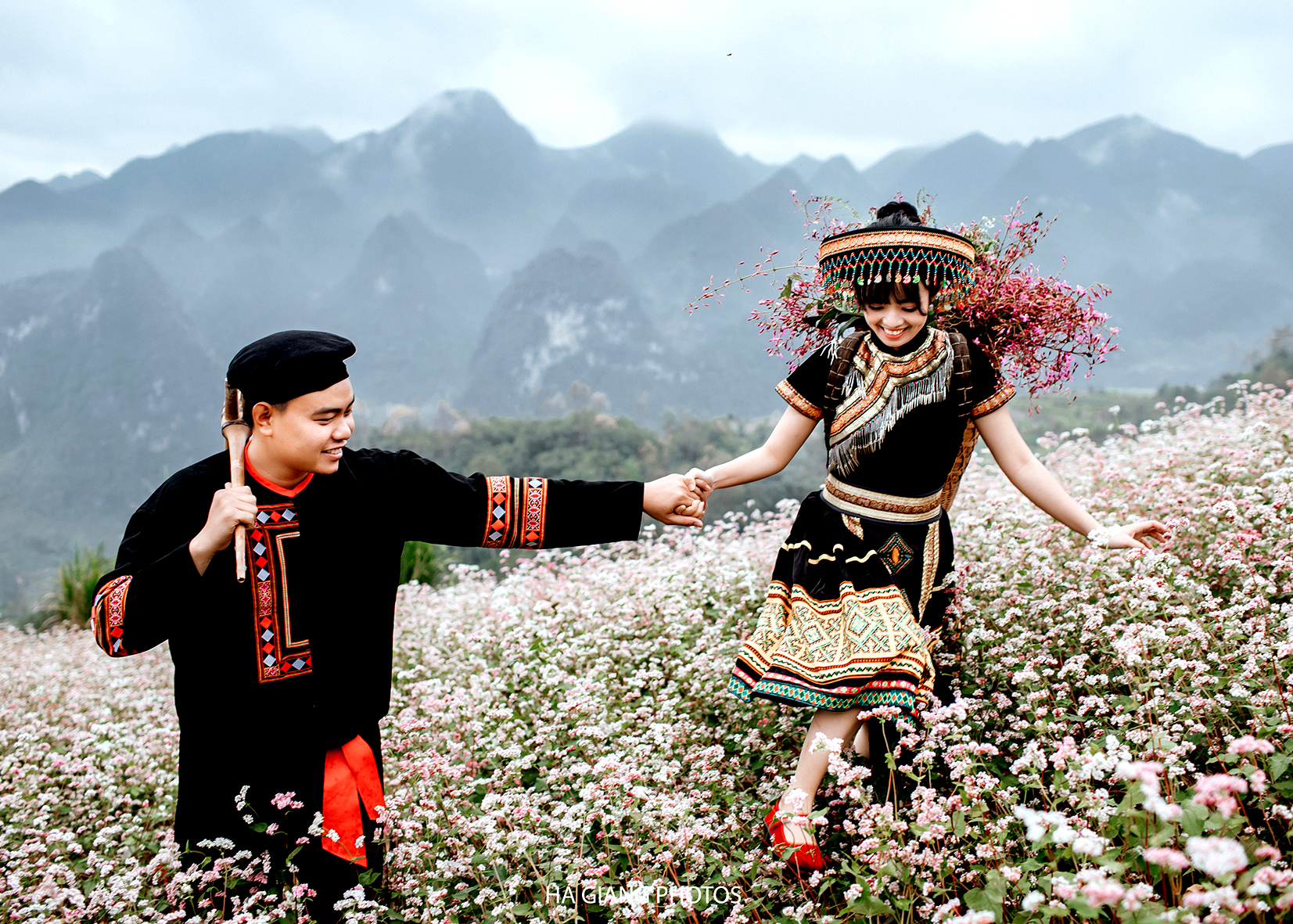 Trang phục mang màu sắc các dân tộc trên Cao nguyên đá Đồng Văn luôn được các cặp đôi lựa chọn để lưu vào bộ ảnh cưới của mình.