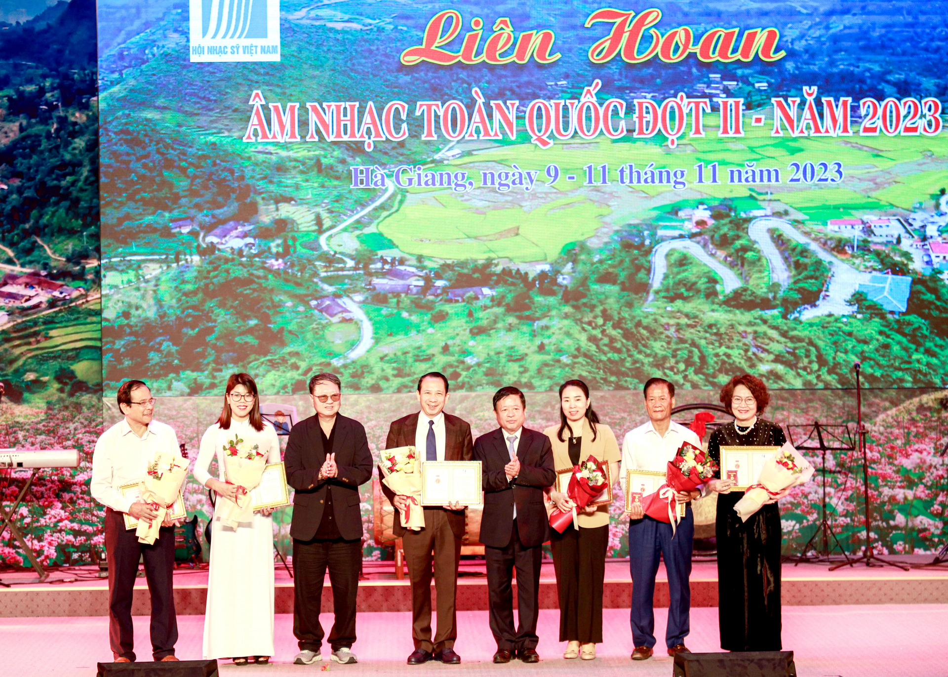 Phó giáo sư, Tiến sỹ, Nhạc sỹ Đỗ Hồng Quân, Chủ tịch Liên hiệp các Hội Văn học nghệ thuật Việt Nam trao Kỷ niệm chương vì sự nghiệp âm nhạc của Hội Nhạc sỹ Việt Nam cho các cá nhân.