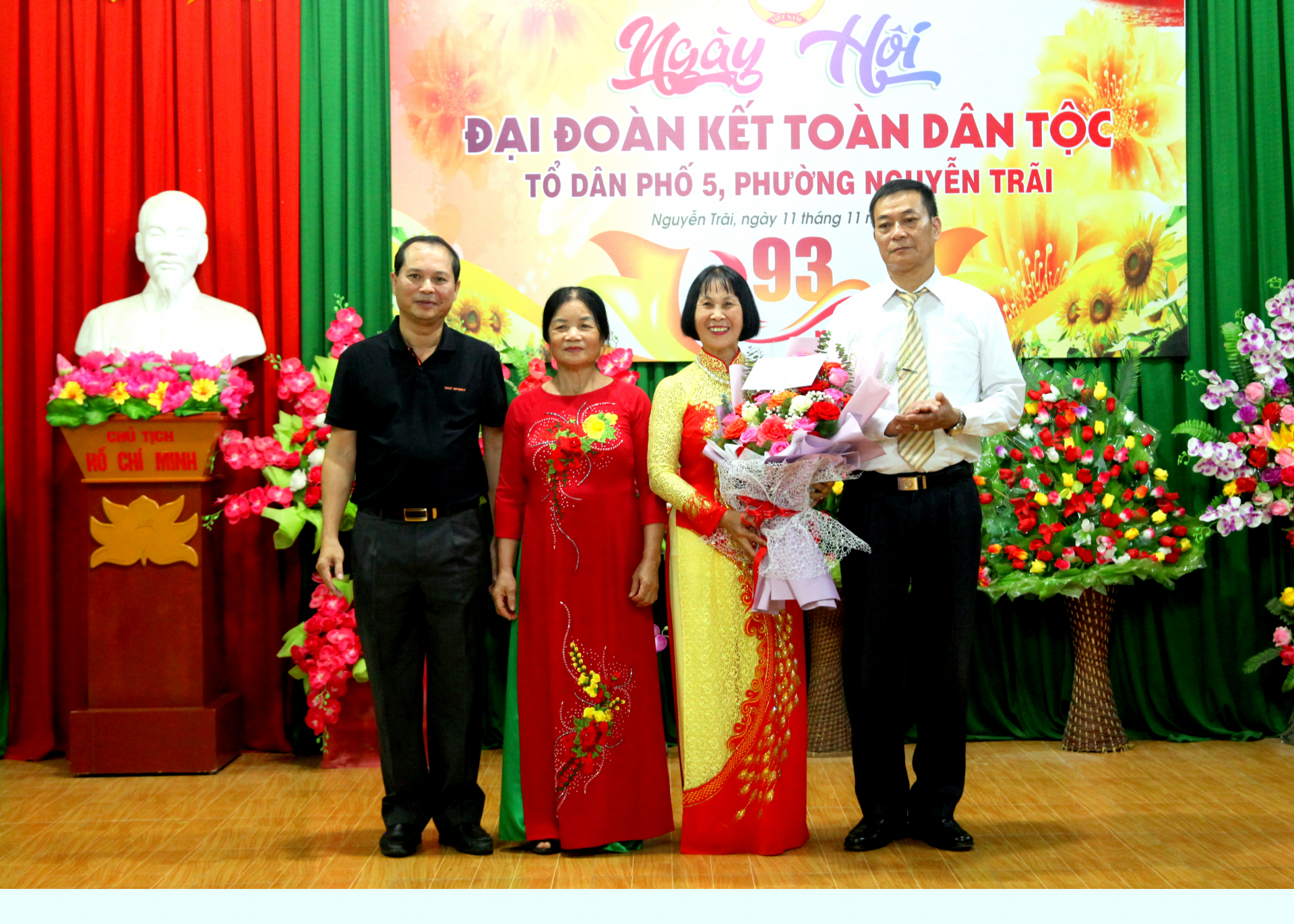 Chủ tịch UBND thành phố Nguyễn Danh Hùng tặng quà chung vui với Ngày hội đại đoàn kết tổ 5.