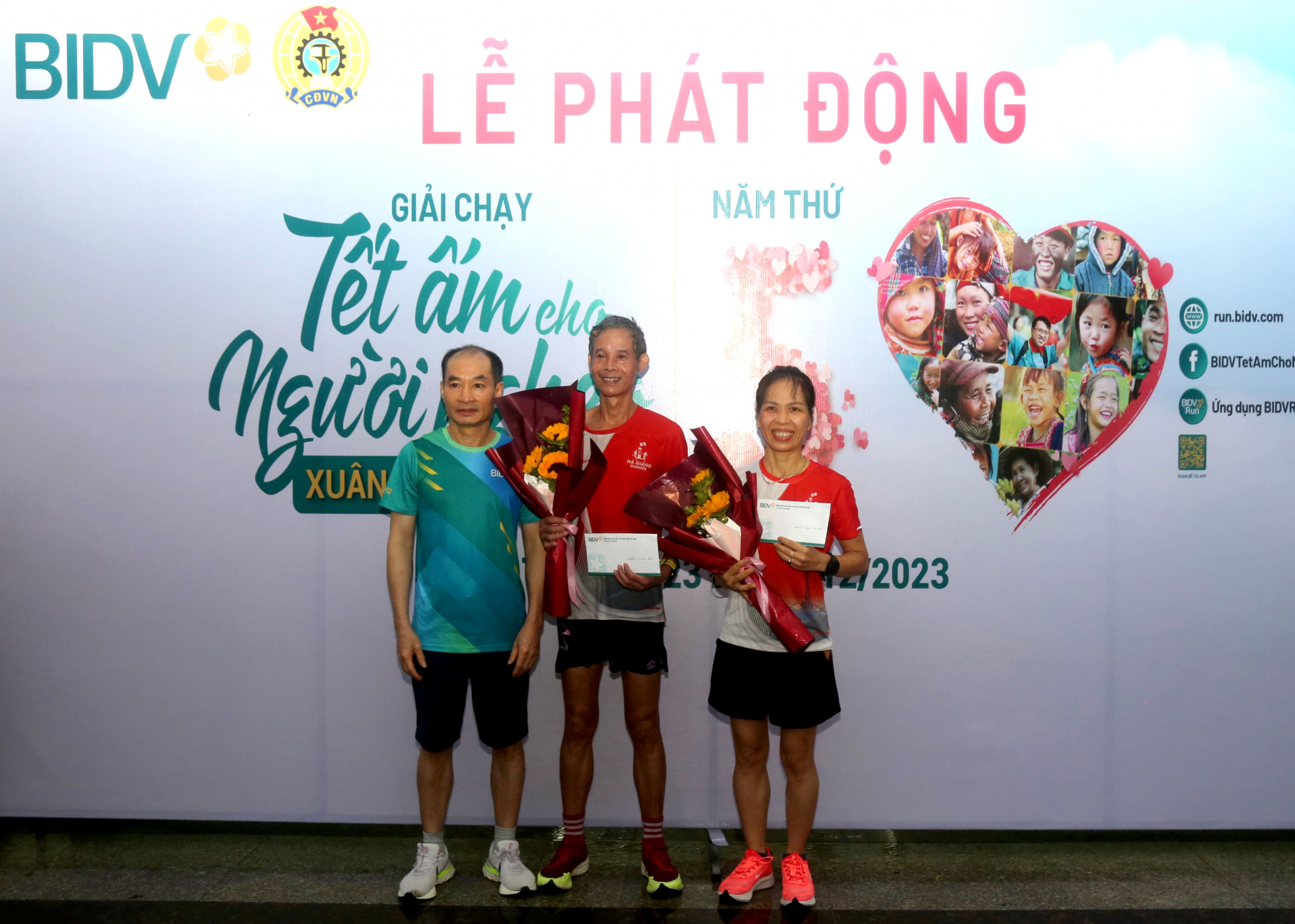 Giám đốc BIDV chi nhánh tỉnh Hà Giang Đặng Văn Dương tặng quà động viên các VĐV cao tuổi tham gia giải.