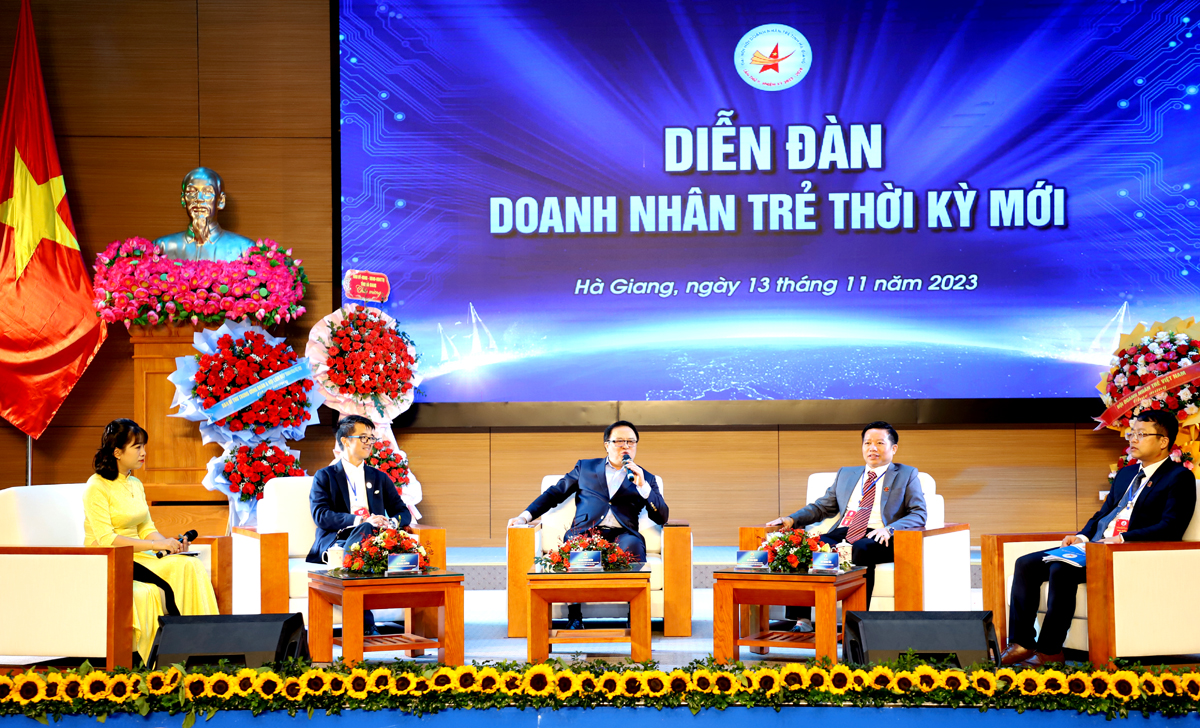 Các diễn giả tham gia diễn đàn.