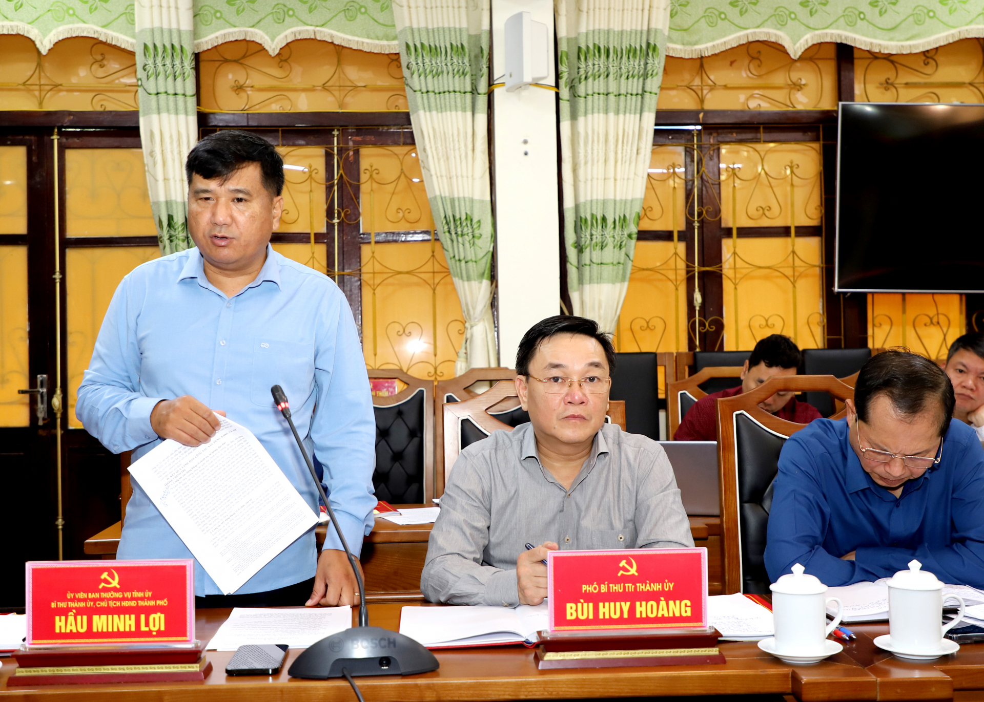 Bí thư Thành ủy Hầu Minh Lợi báo cáo tình hình lãnh đạo, chỉ đạo thực hiện nhiệm vụ chính trị 10 tháng đầu năm của BTV Thành ủy.