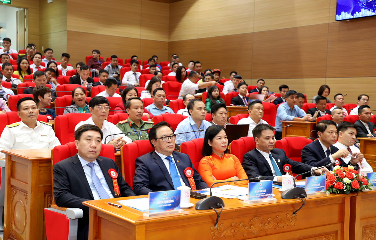 Quyền Bí thư Tỉnh ủy Nguyễn Mạnh Dũng và các đại biểu dự đại hội.