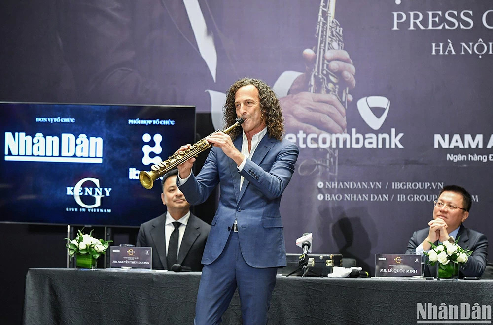 Kenny G biểu diễn tại buổi họp báo giới thiệu sự kiện Kenny G Live in Vietnam