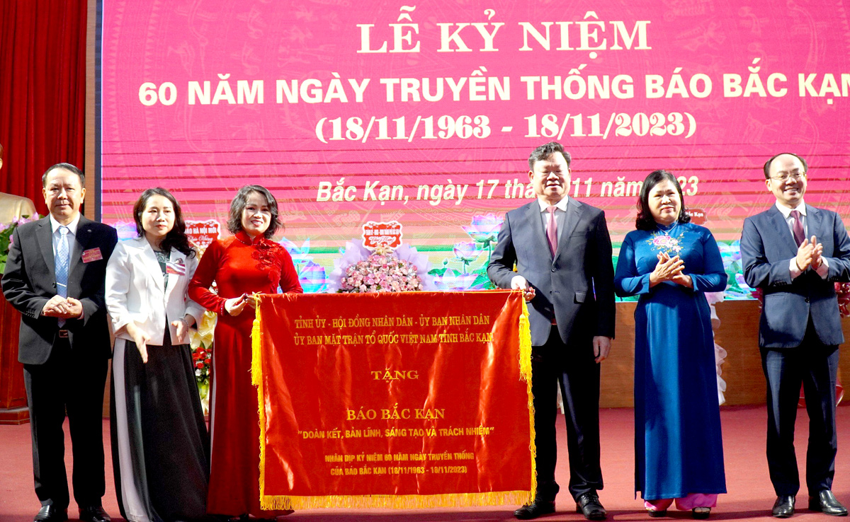 

Đồng chí Hoàng Duy Chinh, Bí thư Tỉnh ủy Bắc Kạn trao tặng Báo Bắc Kạn Bức trướng với 9 chữ vàng “Đoàn kết - Bản lĩnh - Sáng tạo và Trách nhiệm”