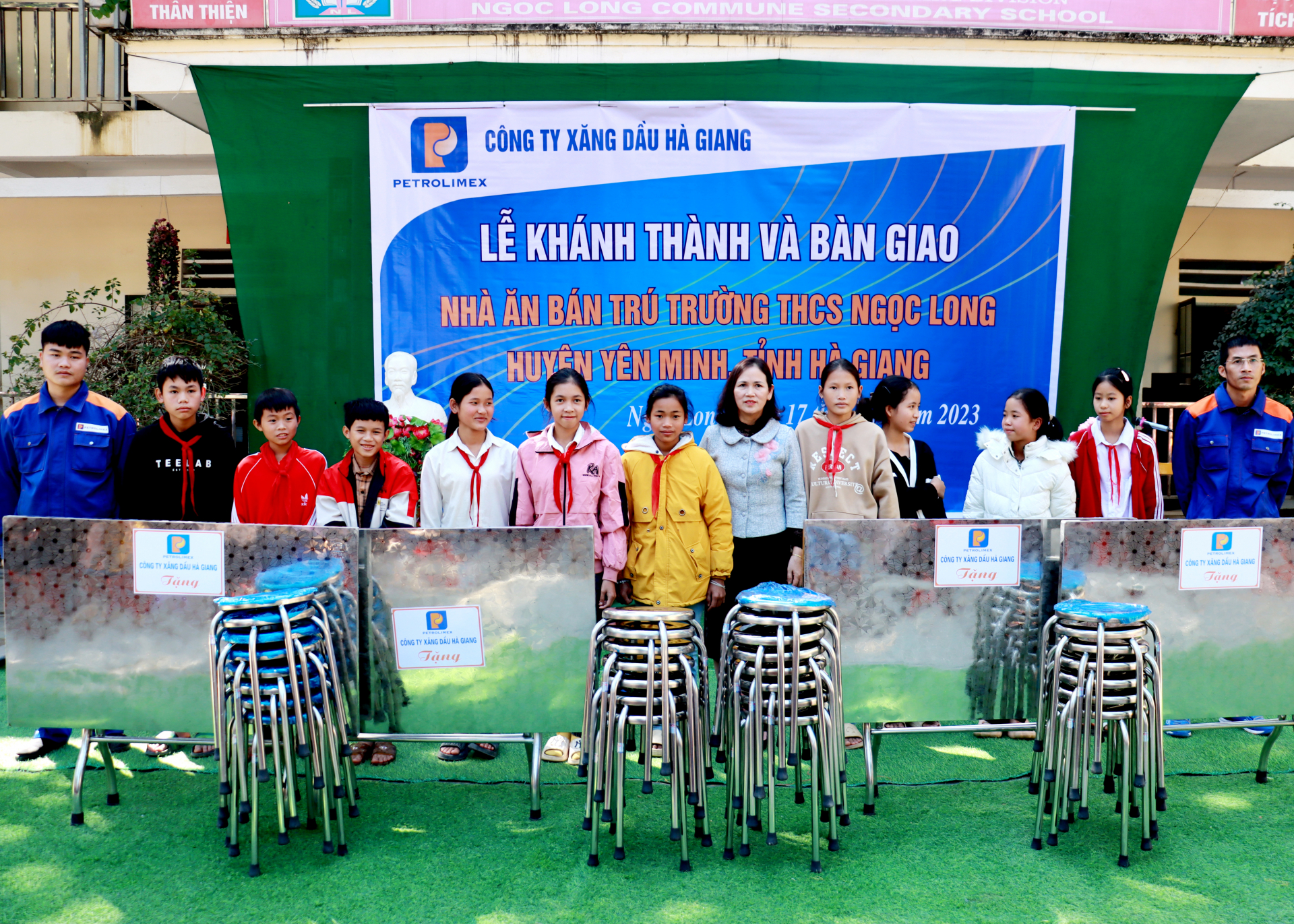 Lãnh đạo Công ty Xăng dầu Hà Giang tặng 10 bộ bàn ghế inox cho Trường THCS Ngọc Long.