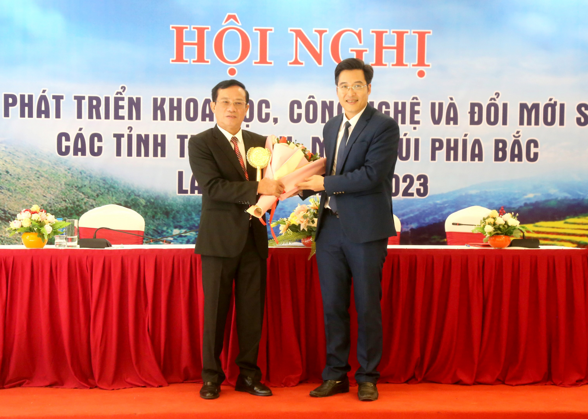 Lãnh đạo Sở KH&CN tỉnh Hà Giang trao cúp đăng cai cho Sở KH&CN tỉnh Lào Cai.