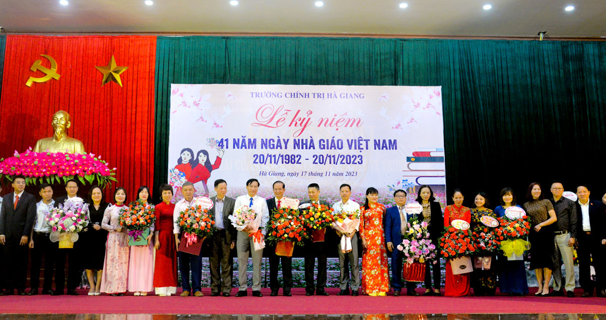 Các cơ quan, ban, ngành tặng hoa chúc mừng Trường Chính trị nhân kỷ niệm 41 năm Ngày Nhà giáo Việt Nam.