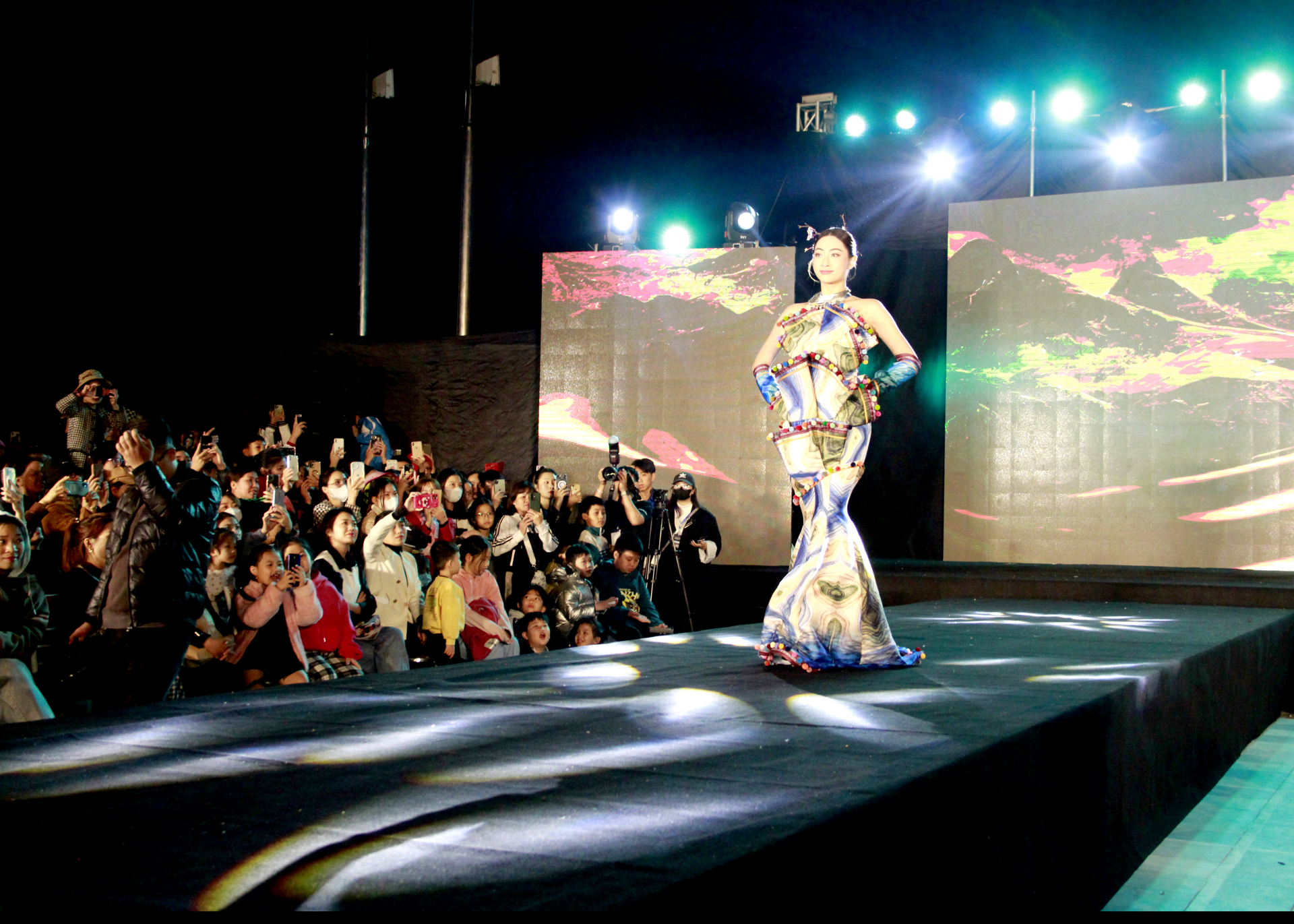Hoa hậu Thế giới Việt Nam 2019 Lương Thùy Linh trình diễn trang phục lấy cảm hứng từ phong cảnh hùng vĩ của Hà Giang của Nhà thiết kế Nguyễn Anh Tuấn.