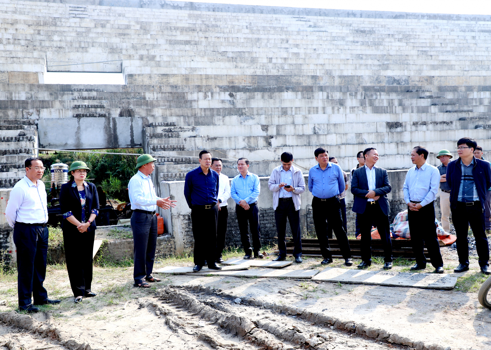Chủ tịch UBND tỉnh Nguyễn Văn Sơn kiểm tra khu vực thi công Sân vận động của Dự án Khu liên hợp thể thao, văn hóa tỉnh
