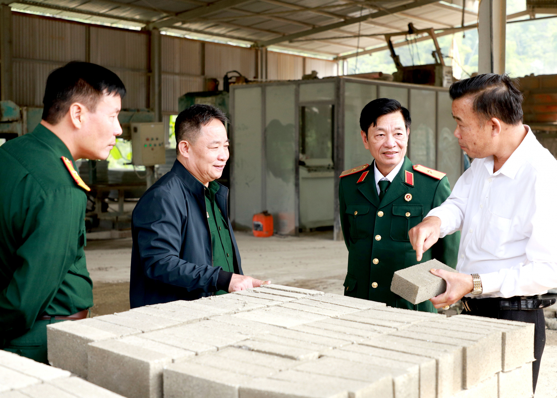Các đại biểu tham quan mô hình sản xuất trên địa bàn xã Thanh Thủy.