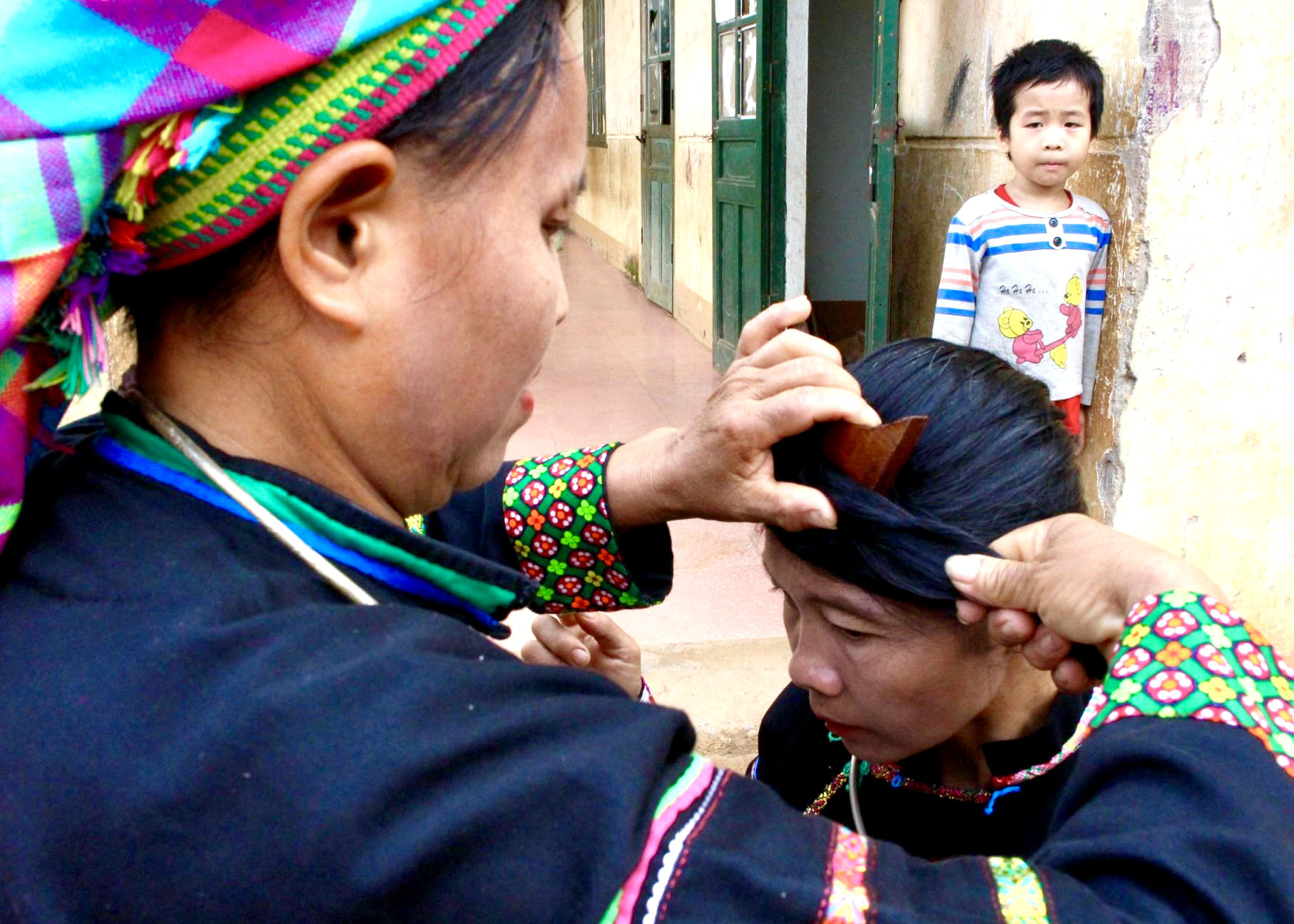 Để cố định chiếc lược trên đầu, người phụ nữ Pu Péo tay trái cầm lược đặt thẳng ở vị trí gần đỉnh đầu sau đó dùng tay phải cuốn tóc chiều kim đồng hồ theo chiều ngang của lược.