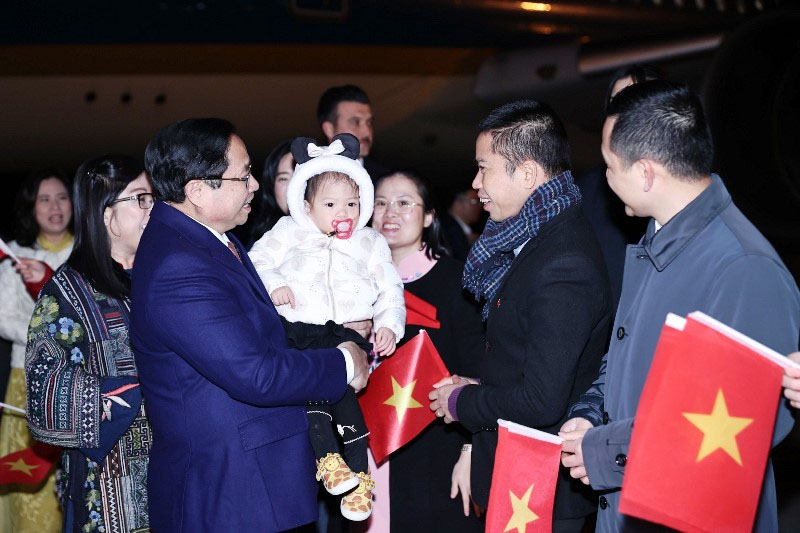 Cán bộ, nhân viên Đại sứ quán và cộng đồng người Việt Nam tại Thổ Nhĩ Kỳ đón Thủ tướng Phạm Minh Chính và Phu nhân tại sân bay Quốc tế Esenboga ở Thủ đô Ankara.