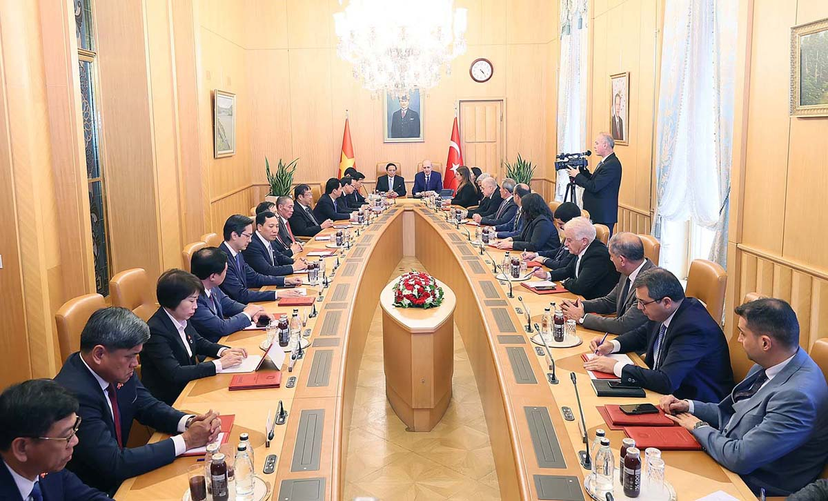 Thủ tướng Chính phủ Phạm Minh Chính hội kiến Chủ tịch Quốc hội Thổ Nhĩ Kỳ Numan Kurtulmus.