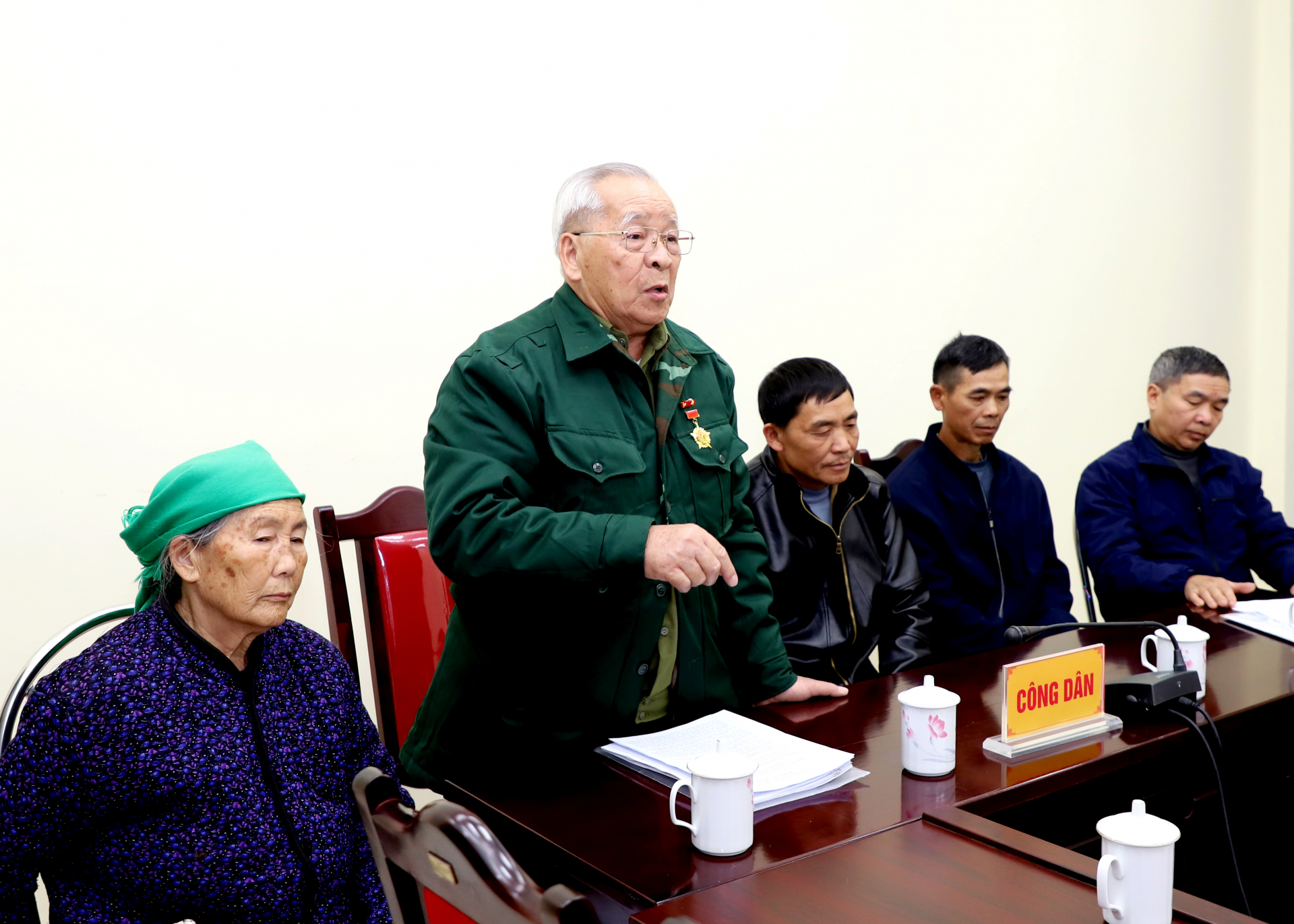 Ông Lương Huy Vượng, đại diện các hộ dân tại tổ 6, thị trấn Đồng Văn trình bày kiến nghị.